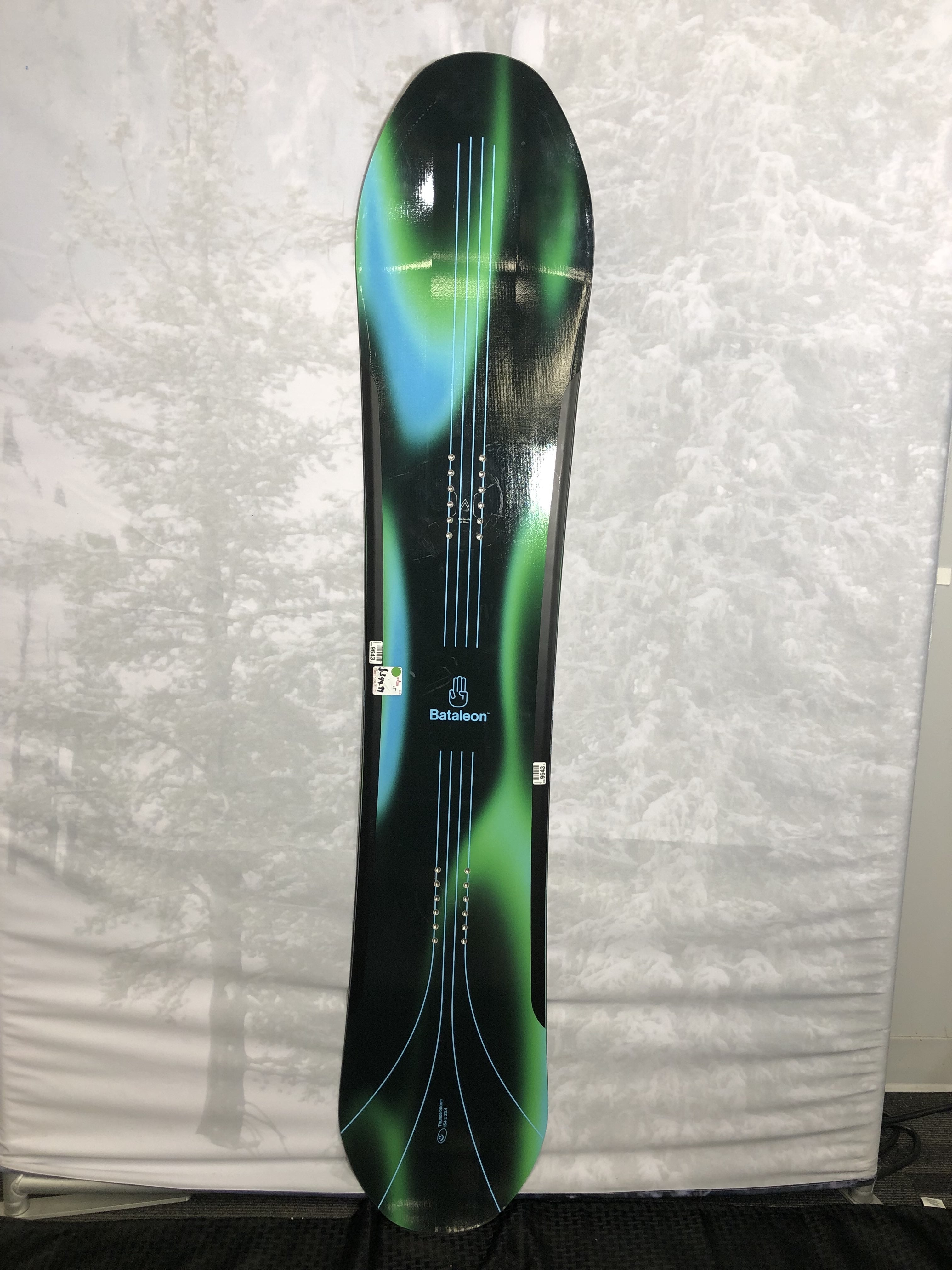 Used 2025 Bataleon Thunderstorm 154CM Snowboard