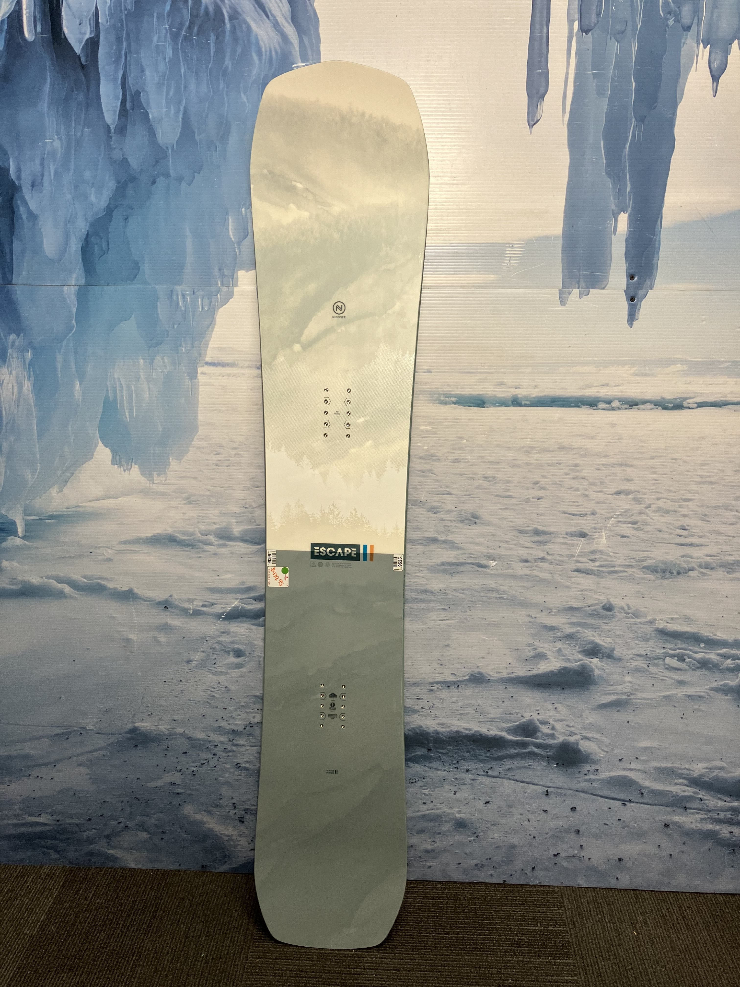 Lightly Used Nidecker Escape 2025 159CM Snowboard