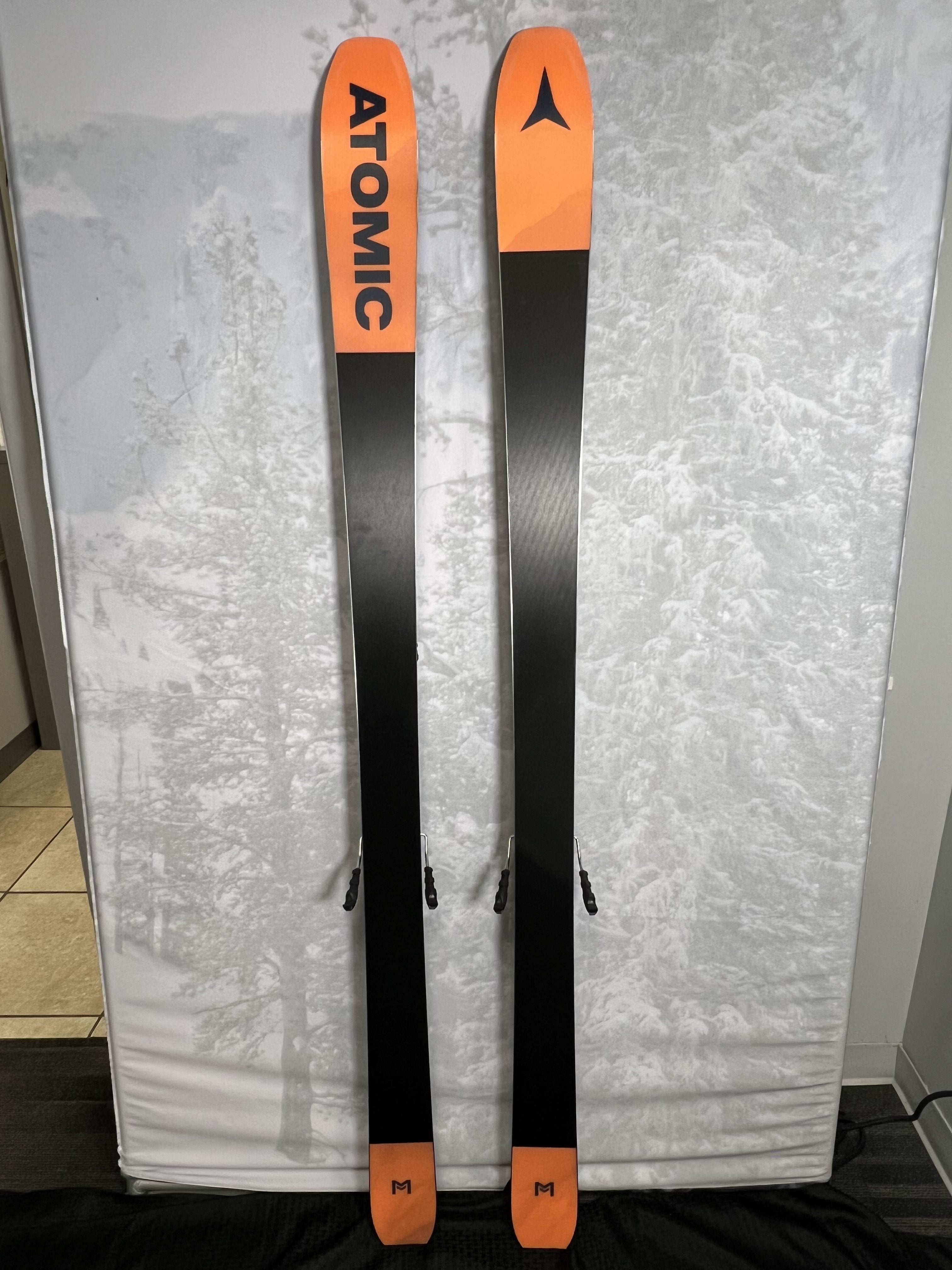 New Atomic Maverick Skis 88 TI 184 cm 2024 w/ Atomic Strive 13 GW Demo Bindings
