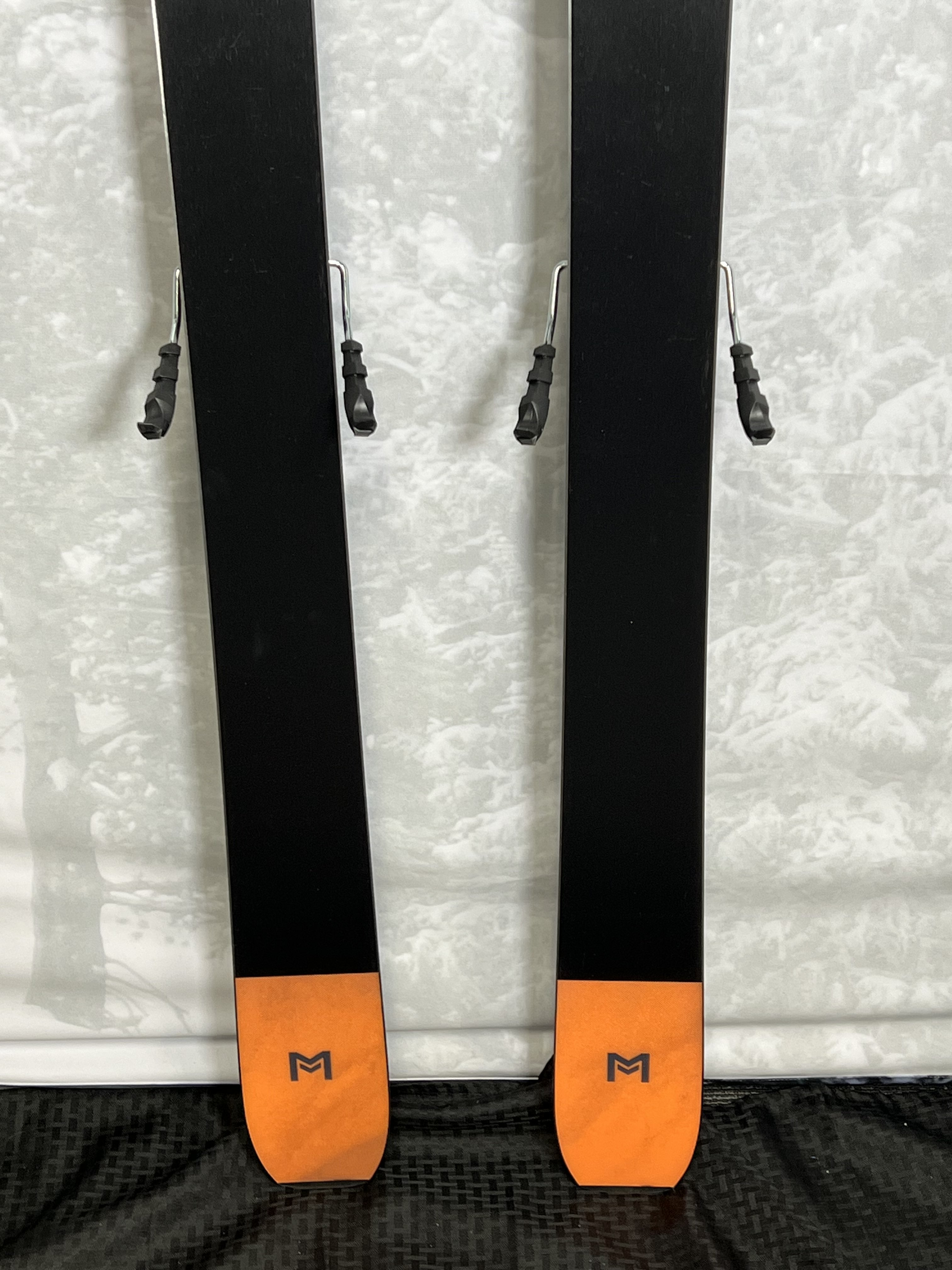 New Atomic Maverick Skis 88 TI 184 cm 2024 w/ Atomic Strive 13 GW Demo Bindings