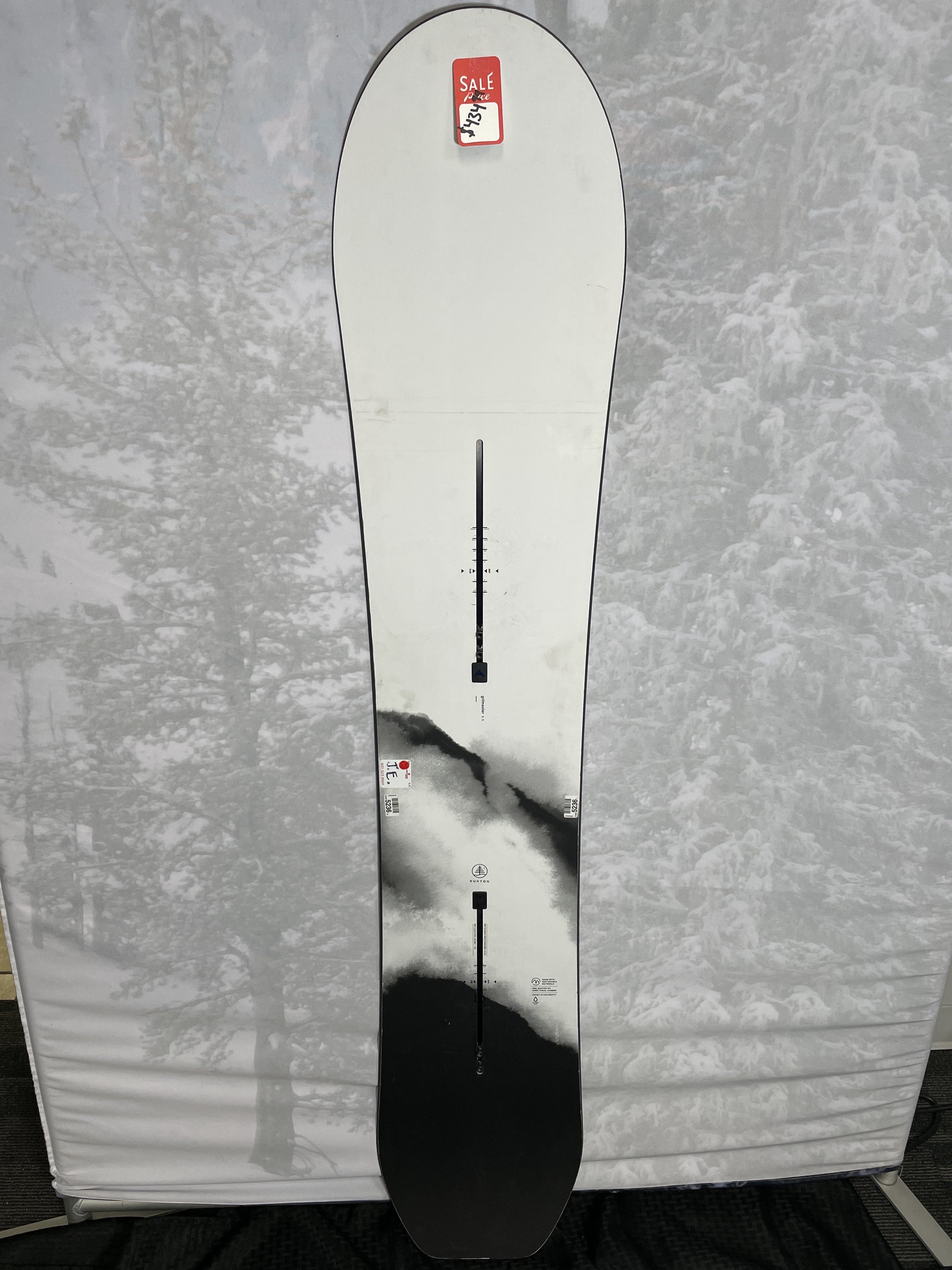 Lightly Used Burton Family Tree Grill Master Camber 2025 155 CM Snowboard