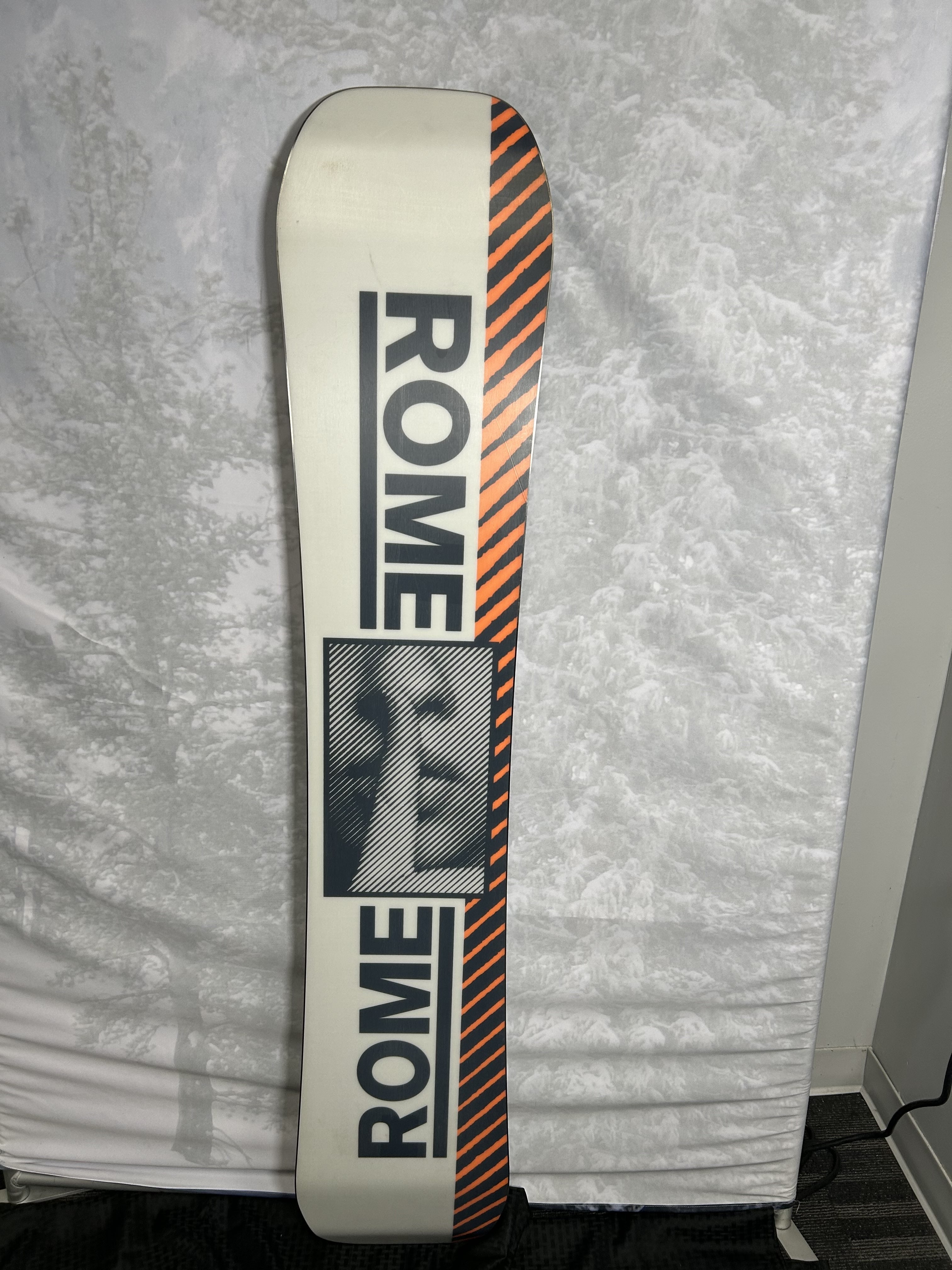 Used 2025 Rome Agent 160cm Snowboard