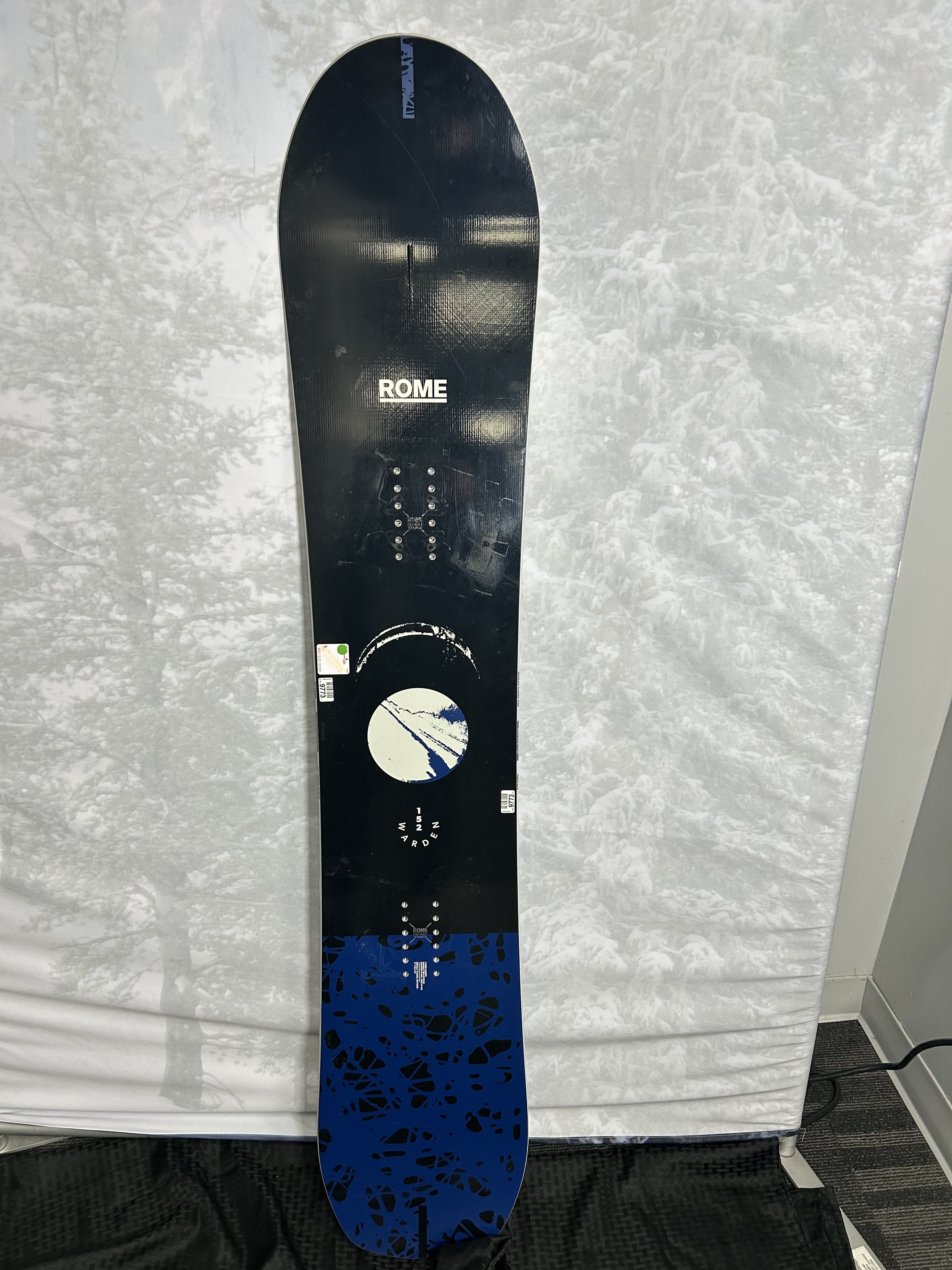 Used 2025 Rome Warden 152cm Snowboard