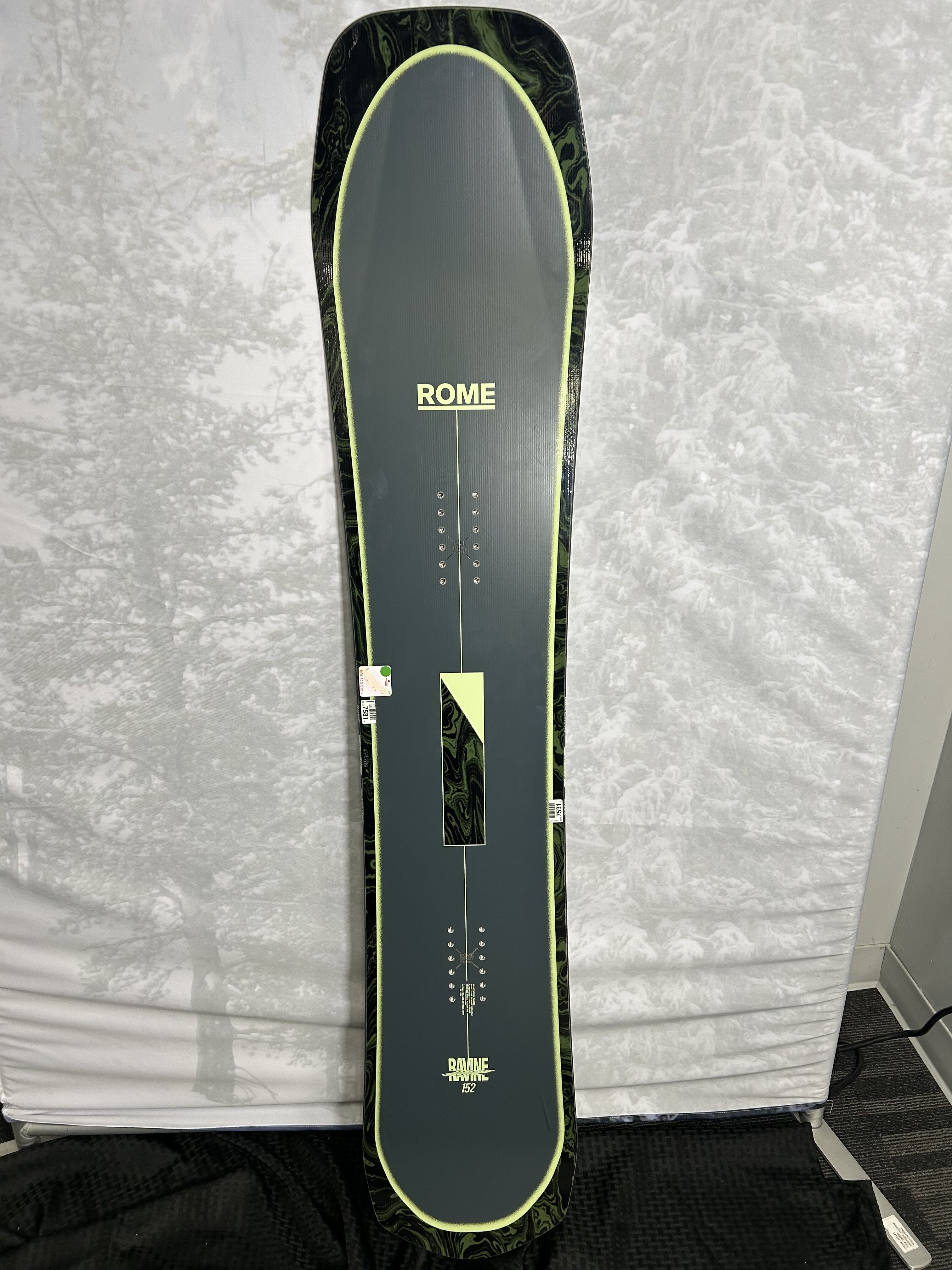 Used 2025 Rome Ravine 152cm Snowboard