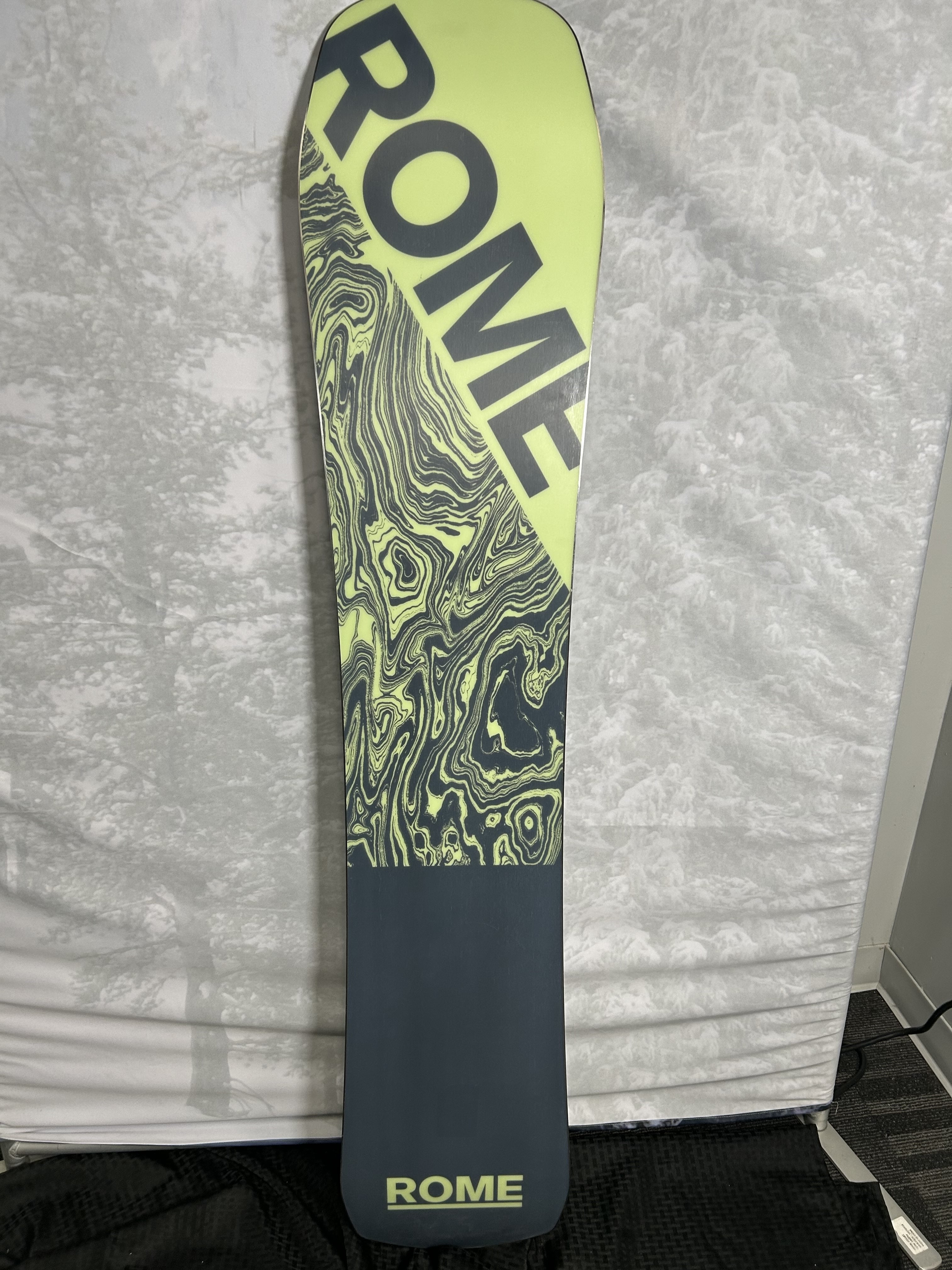 Used 2025 Rome Ravine 152cm Snowboard