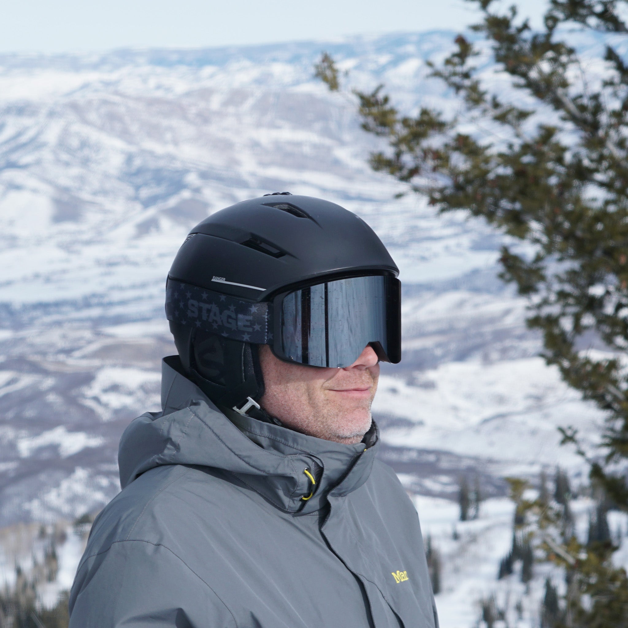 STAGE Propnetic, magnetic ski goggle features two lenses, a Chrome Mirror Smoke lens for Sunny Days, and our best-selling goggle lens: the Detector, for Cloudy / stormy ski days.