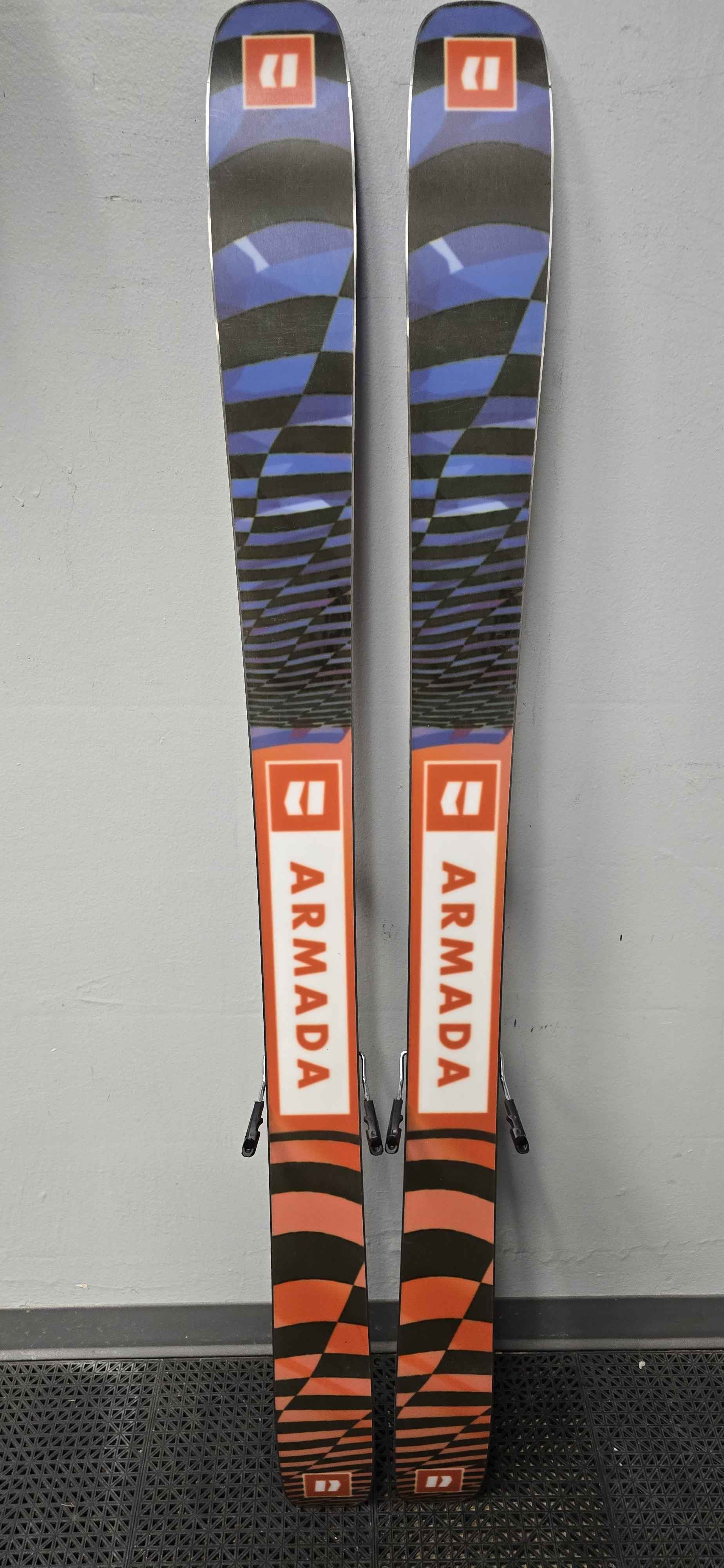 Used Armada ARV 100 165cm w/ Armada Strive 13 Adjustable bindings