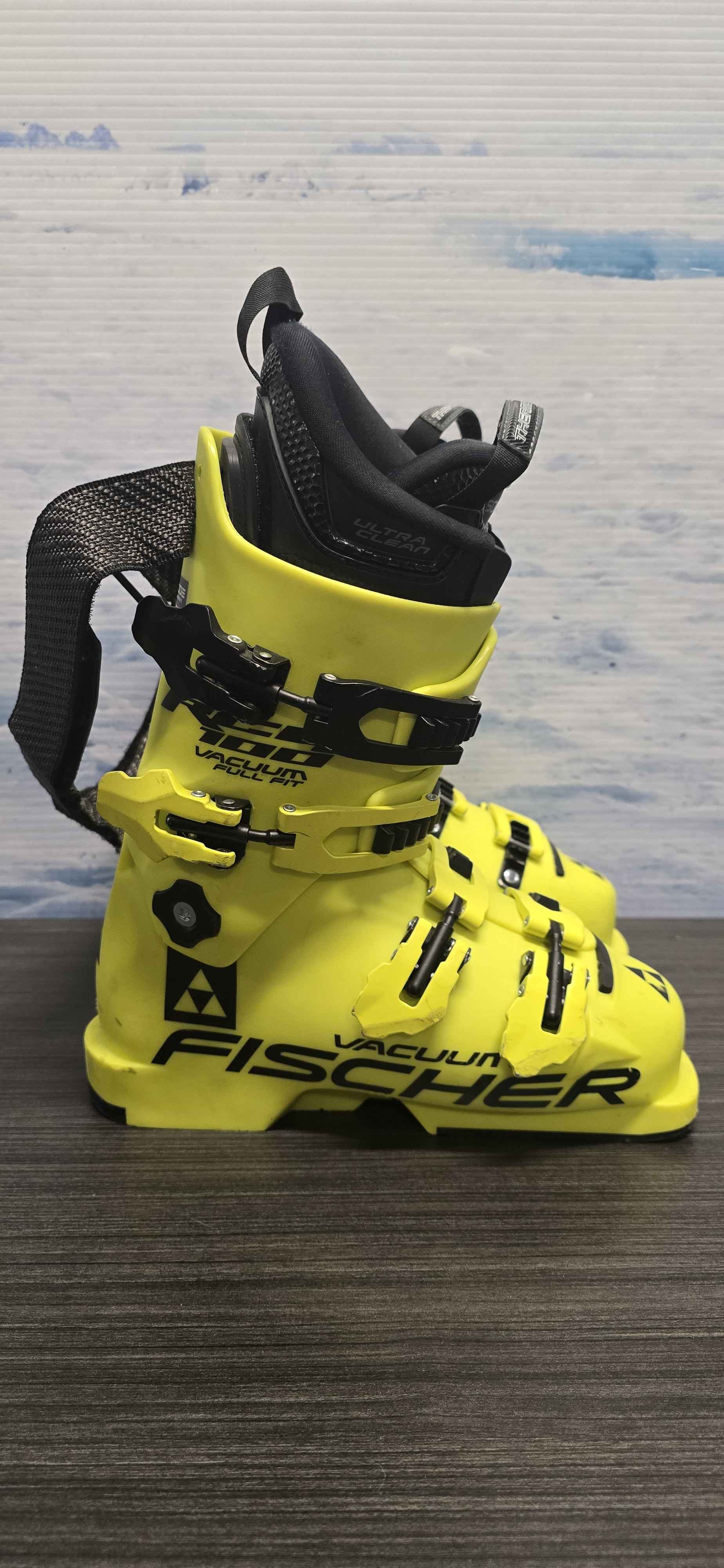 Used Junior Fischer RC4 100 Vacuum Full Fit 23.5MP Ski Boot