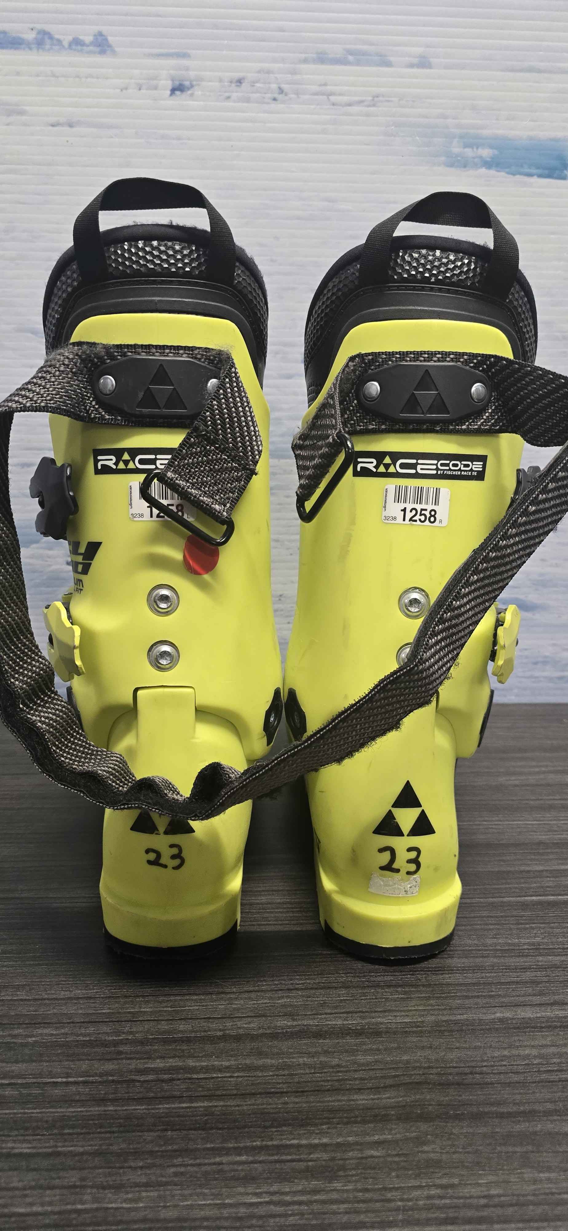 Used Junior Fischer RC4 100 Vacuum Full Fit 23.5MP Ski Boot