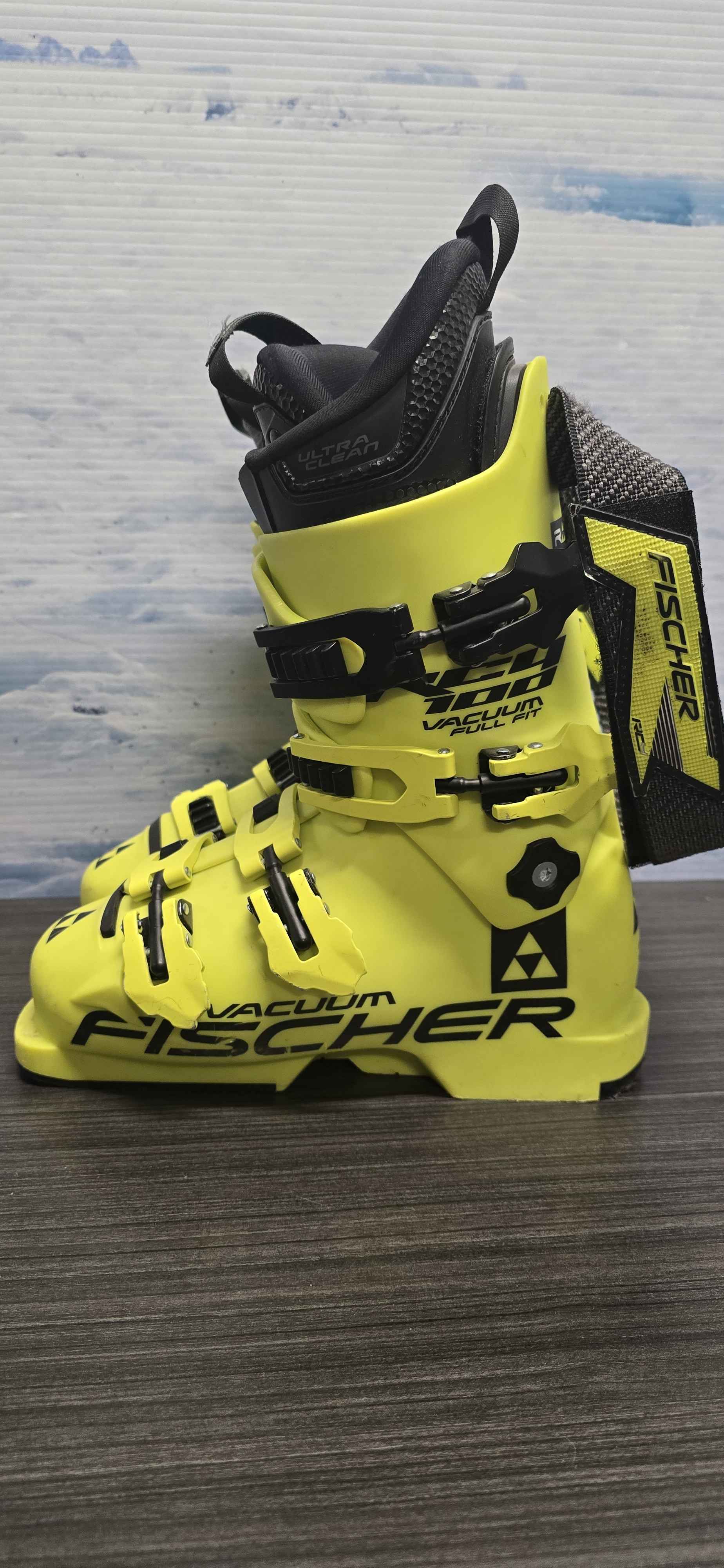 Used Junior Fischer RC4 100 Vacuum Full Fit 23.5MP Ski Boot