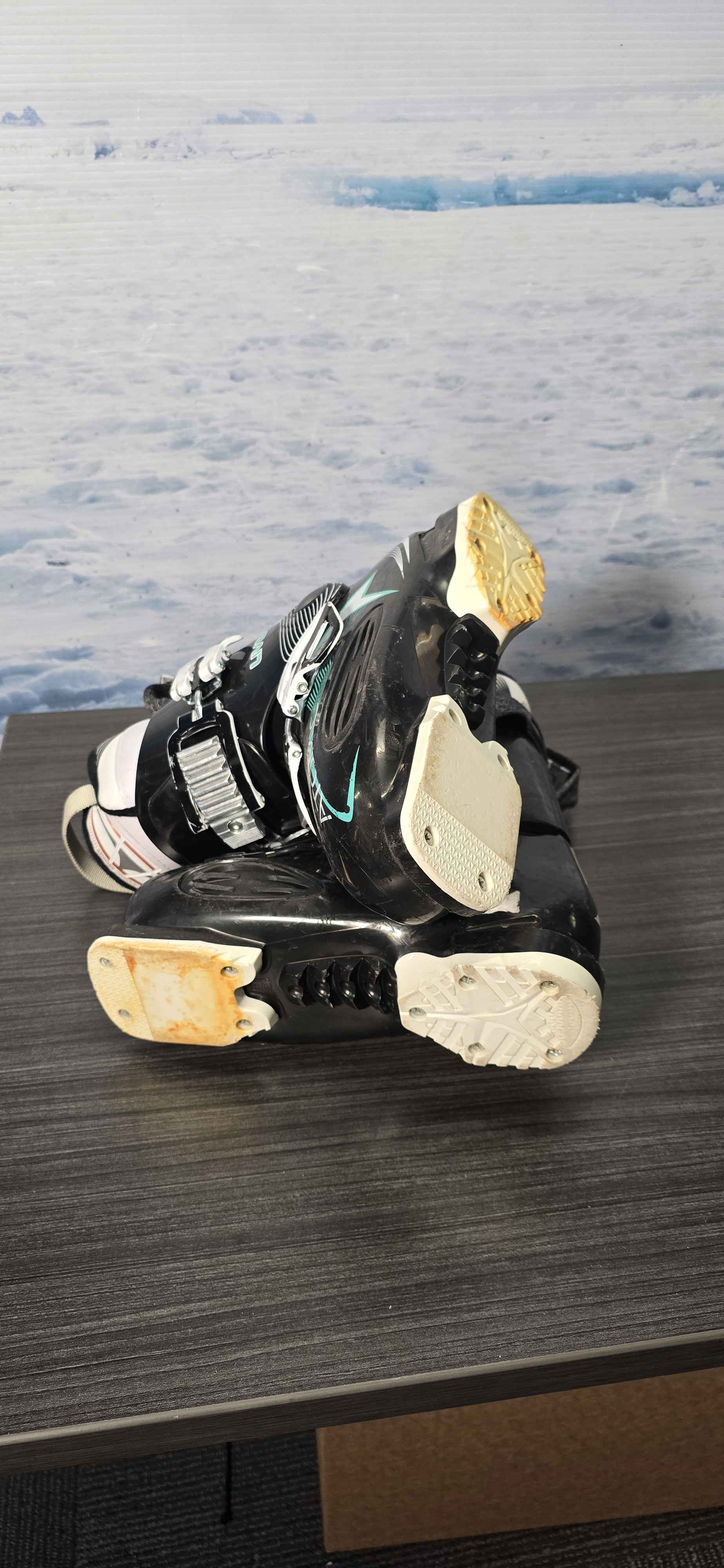 Used Atomic LiveFit 70 23.5MP Ski Boot