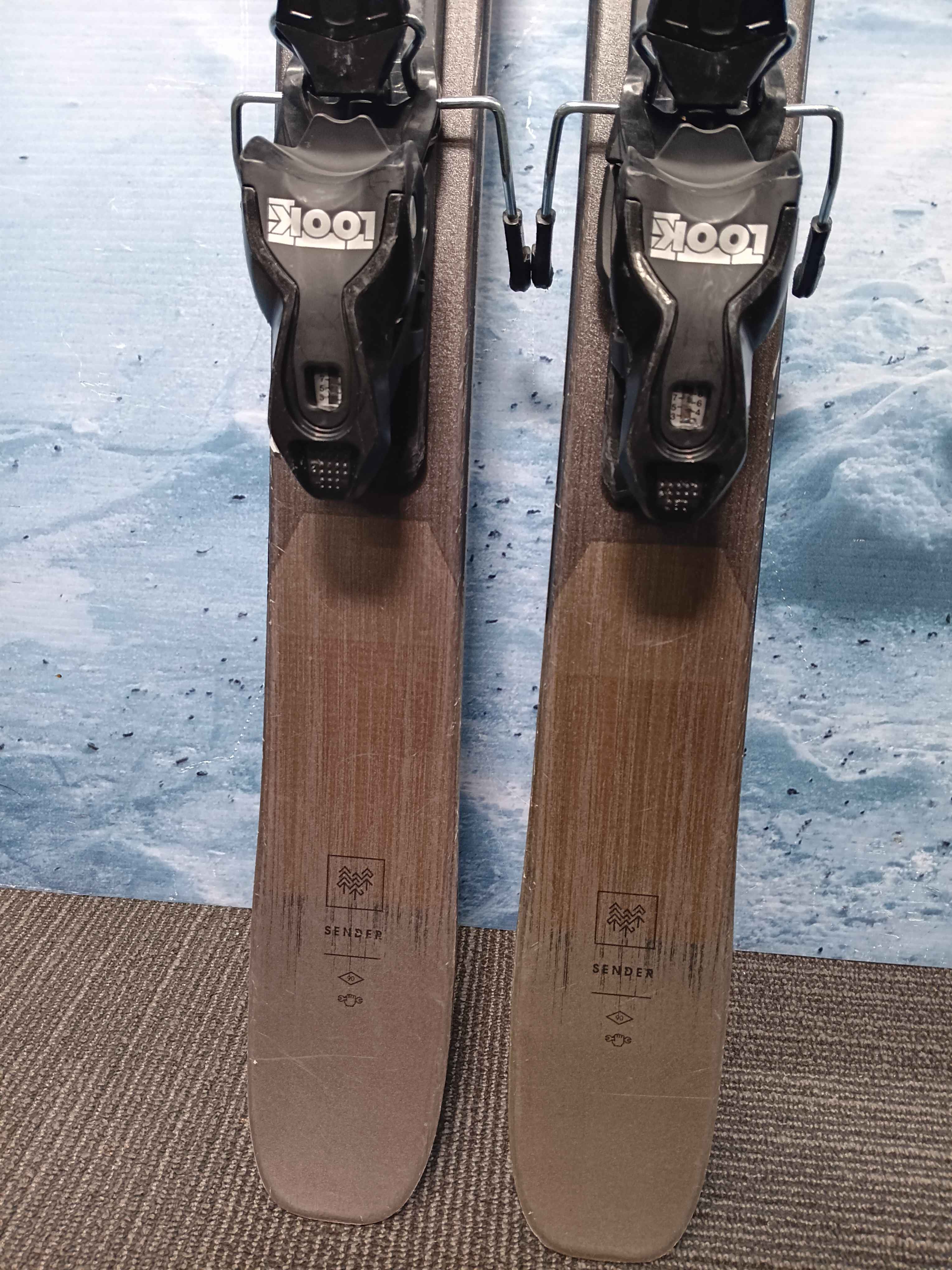 Used Rossignol Sender 90 Pro Ski - 140CM W/ Look Xpress 10 GW Demo Binding