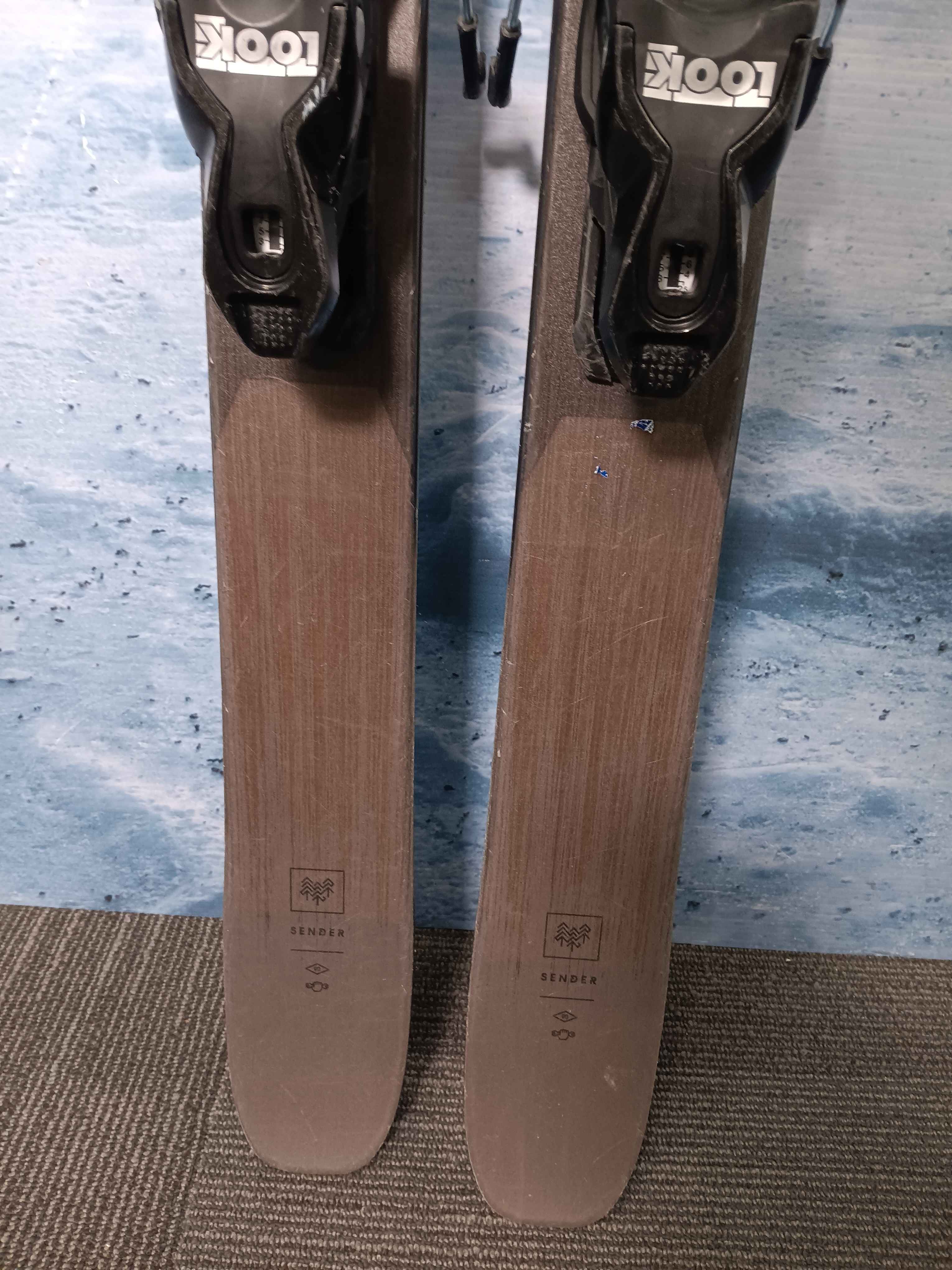 Used  Rossignol  Sender 90 Pro Ski w/ Look  Xpress 10 GW Demo Bindings - 150CM