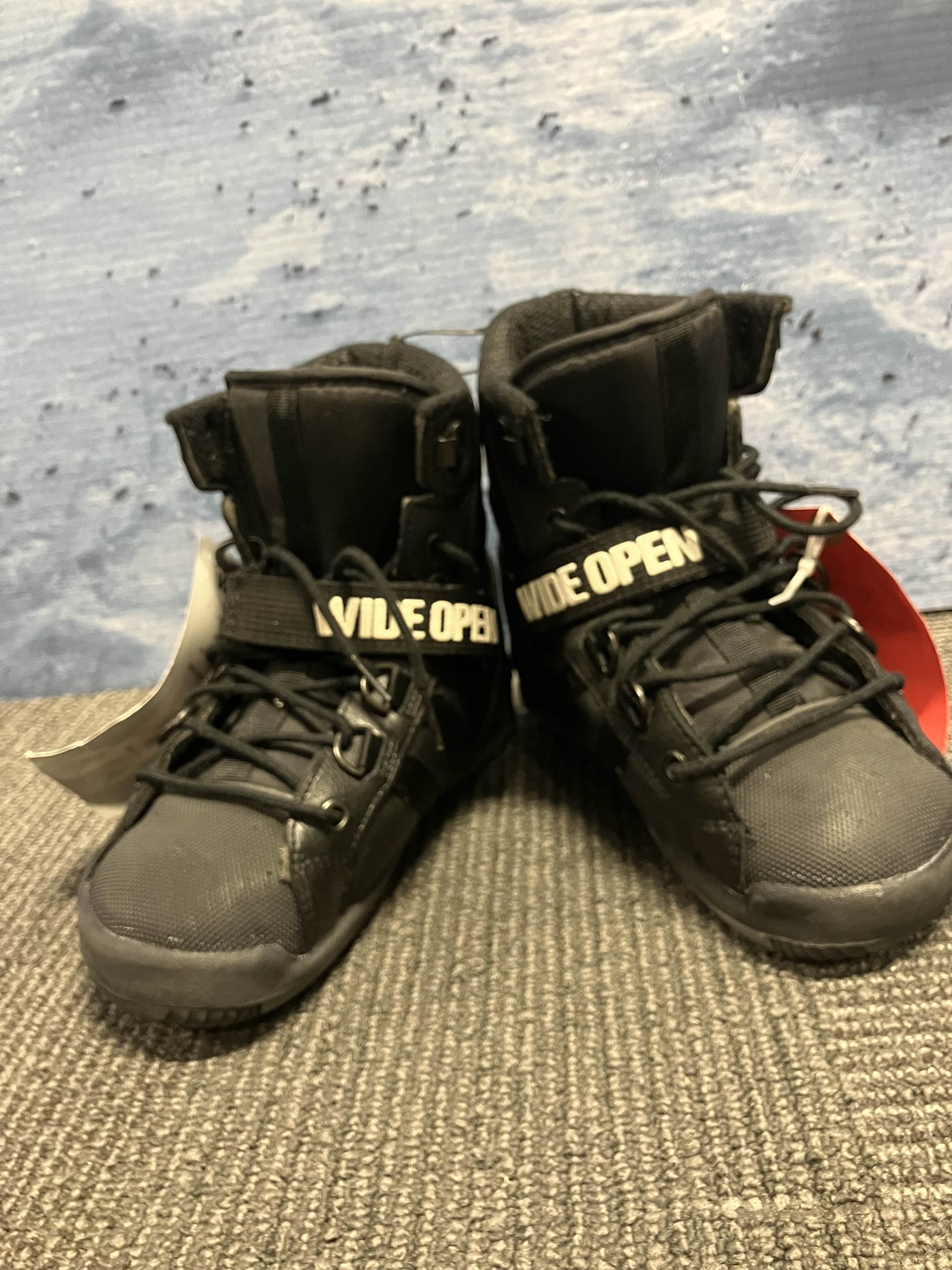 New Wide Open Lace Up Size 4 Snowboard Boot