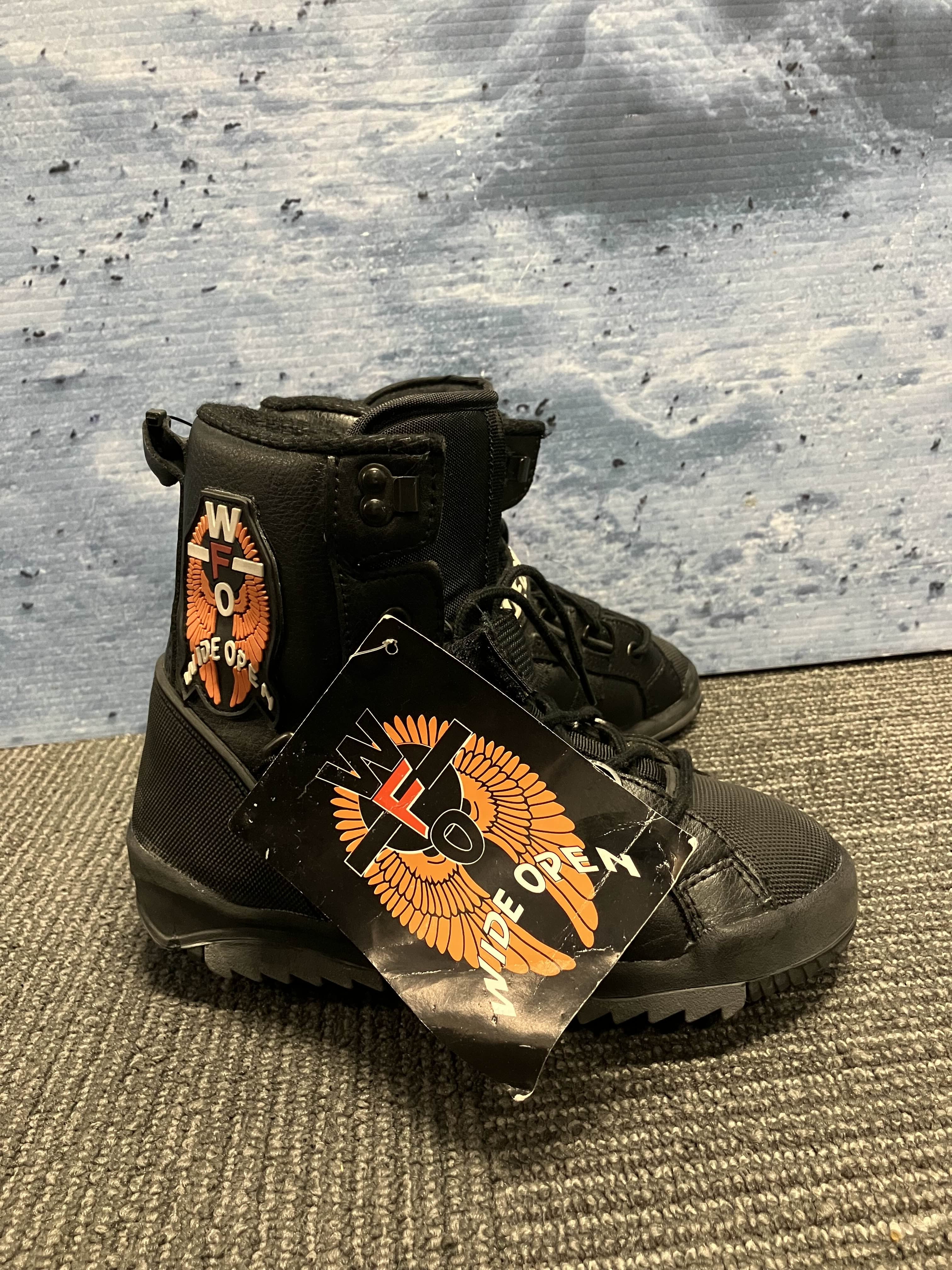 New Wide Open Lace Up Size 4 Snowboard Boot