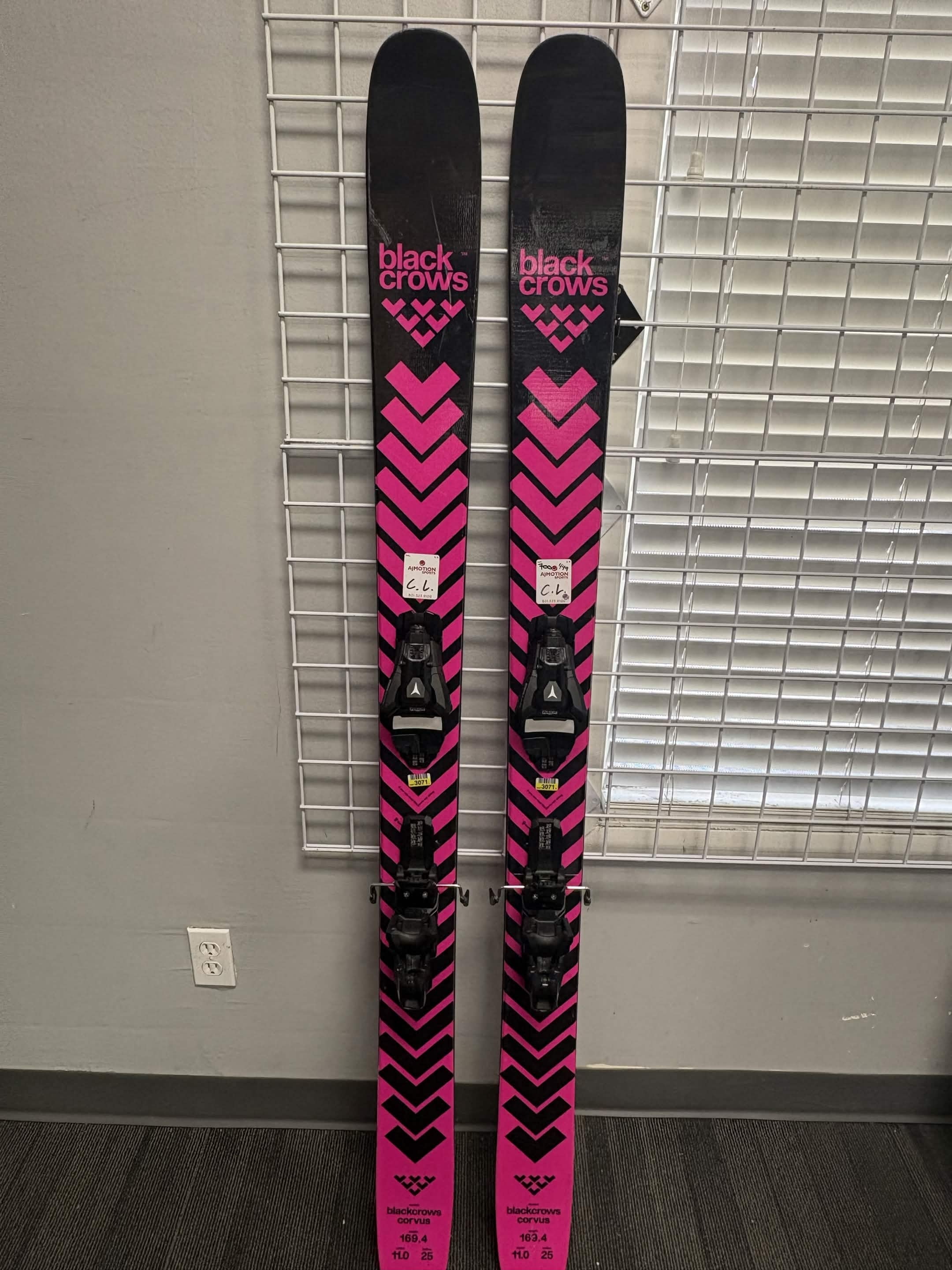 Black Crows Corvus 169cm Skis w/ Atomic Strive 13 GW Demo Binding - Lightly Used