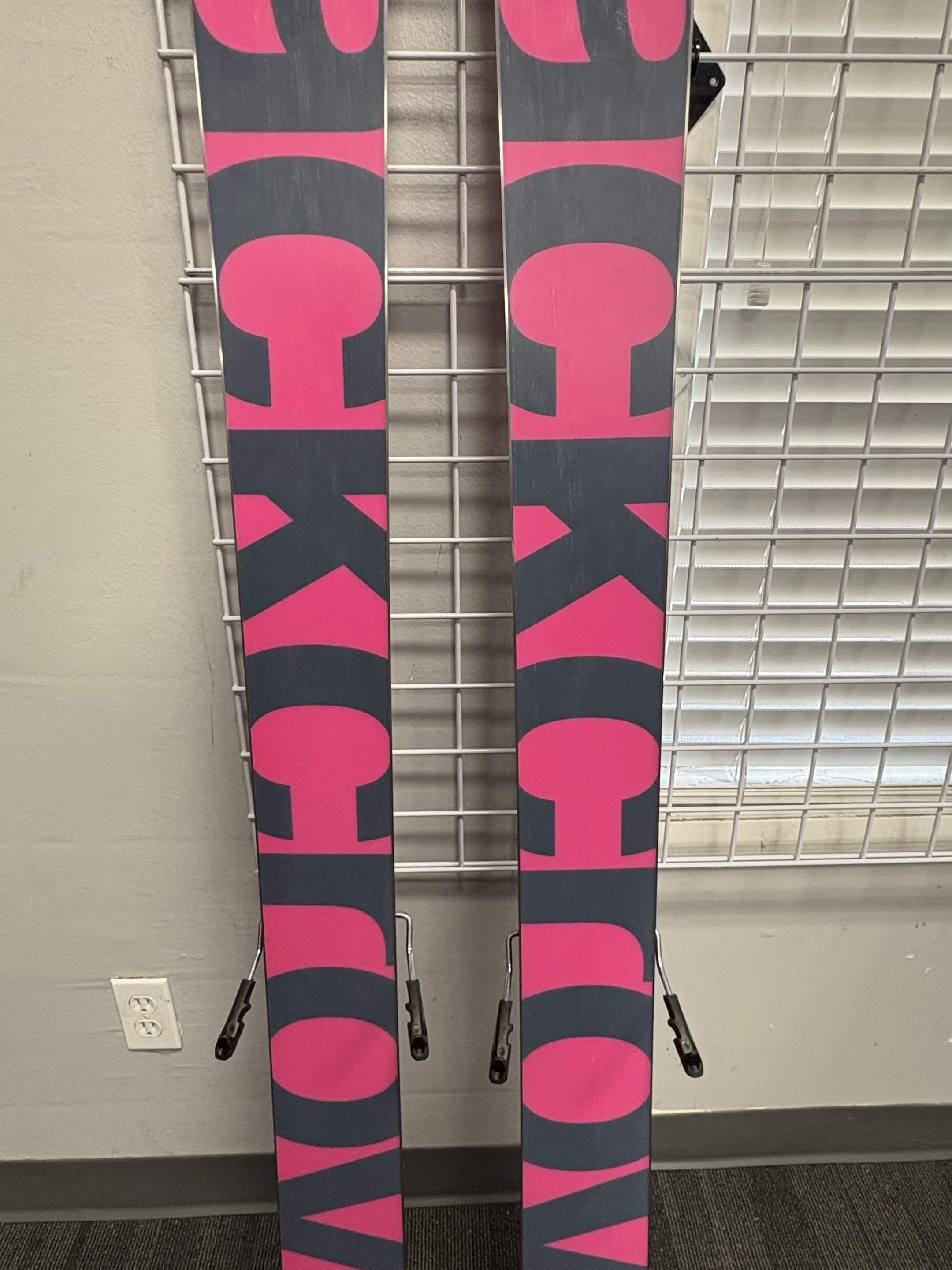 Black Crows Corvus 181cm Skis w/ Atomic Strive 13 GW Demo Binding - Lightly Used