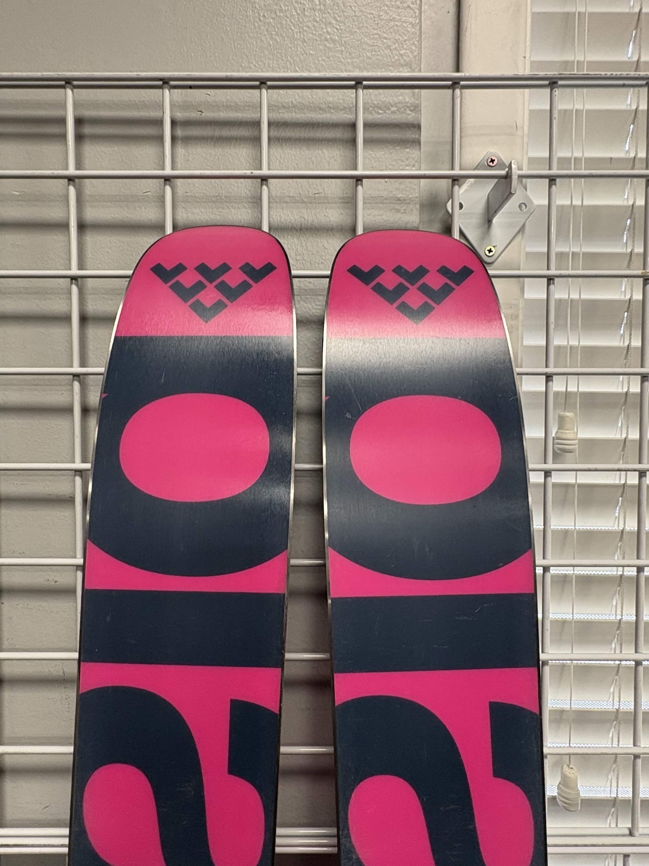 Black Crows Corvus 176cm Skis w/ Atomic Strive 13 GW Demo Binding - Lightly Used