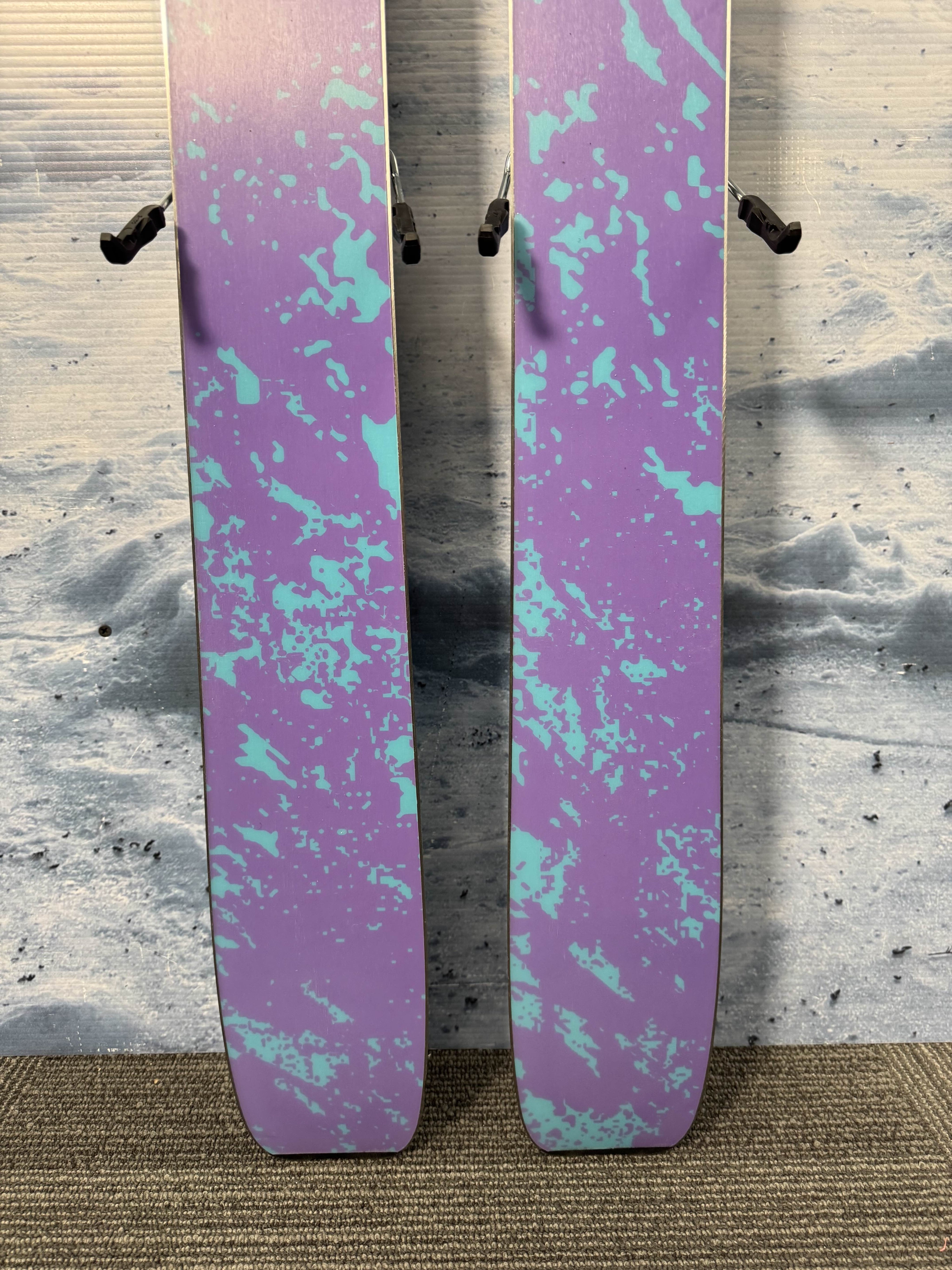 New 2026 Salomon QST Echo Skis - 165cm w/ Atomic Strive 11 Demo Bindings