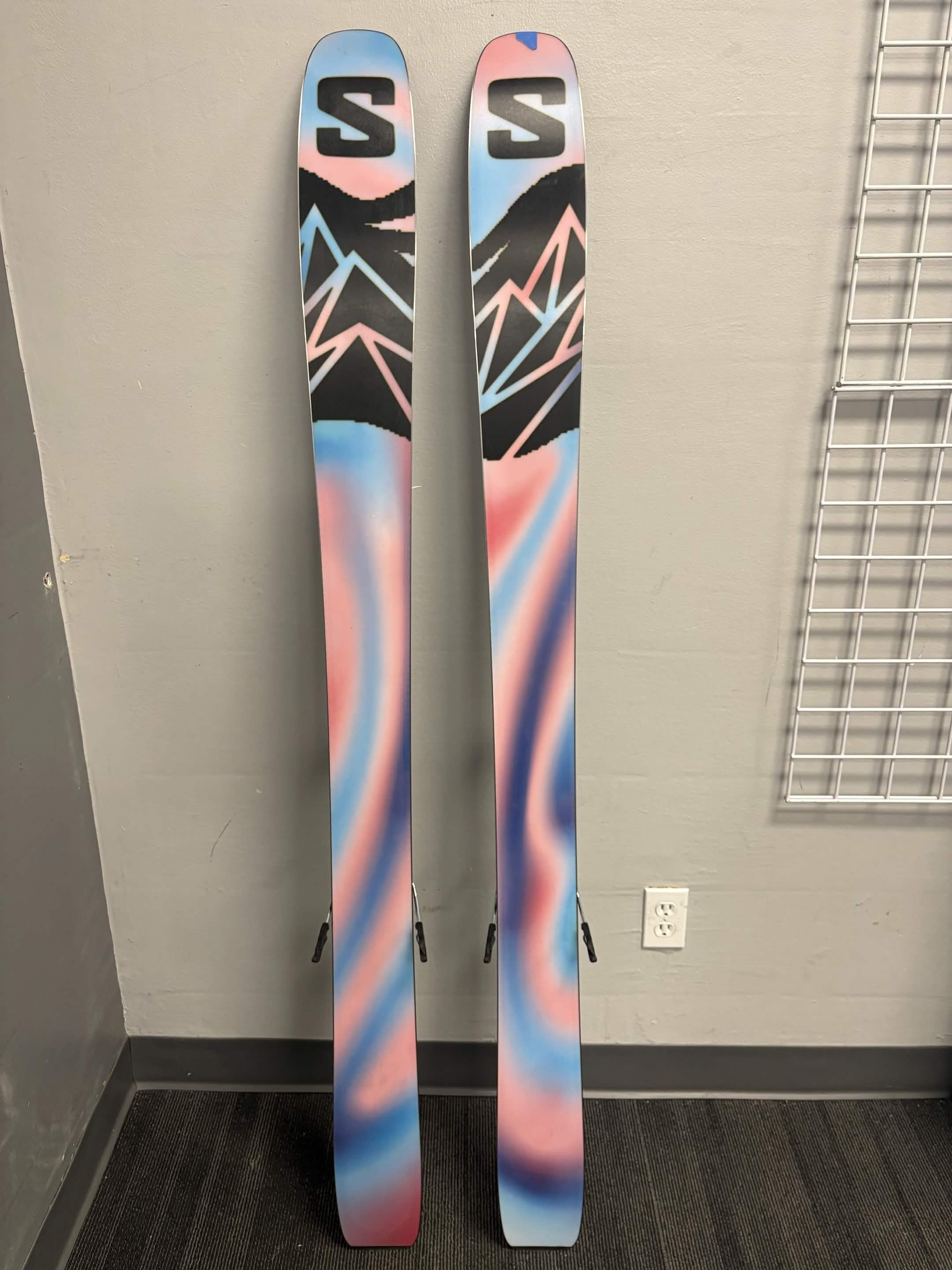 New 2026 Salomon QST 106 w/ Atomic NR Strive 11 GW Demo Binding- 165cm