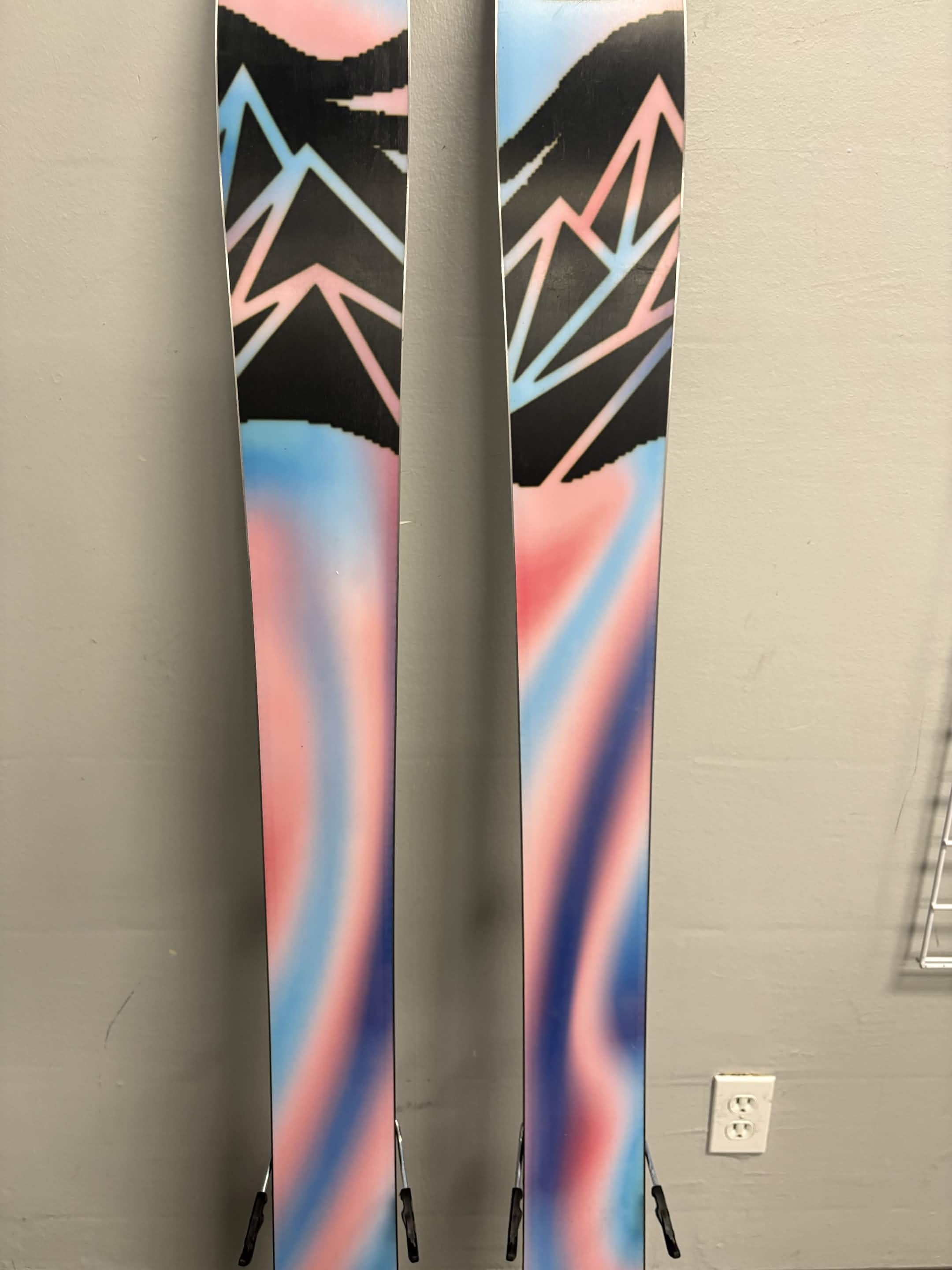 New 2026 Salomon QST 106 w/ Atomic NR Strive 11 GW Demo Binding- 165cm