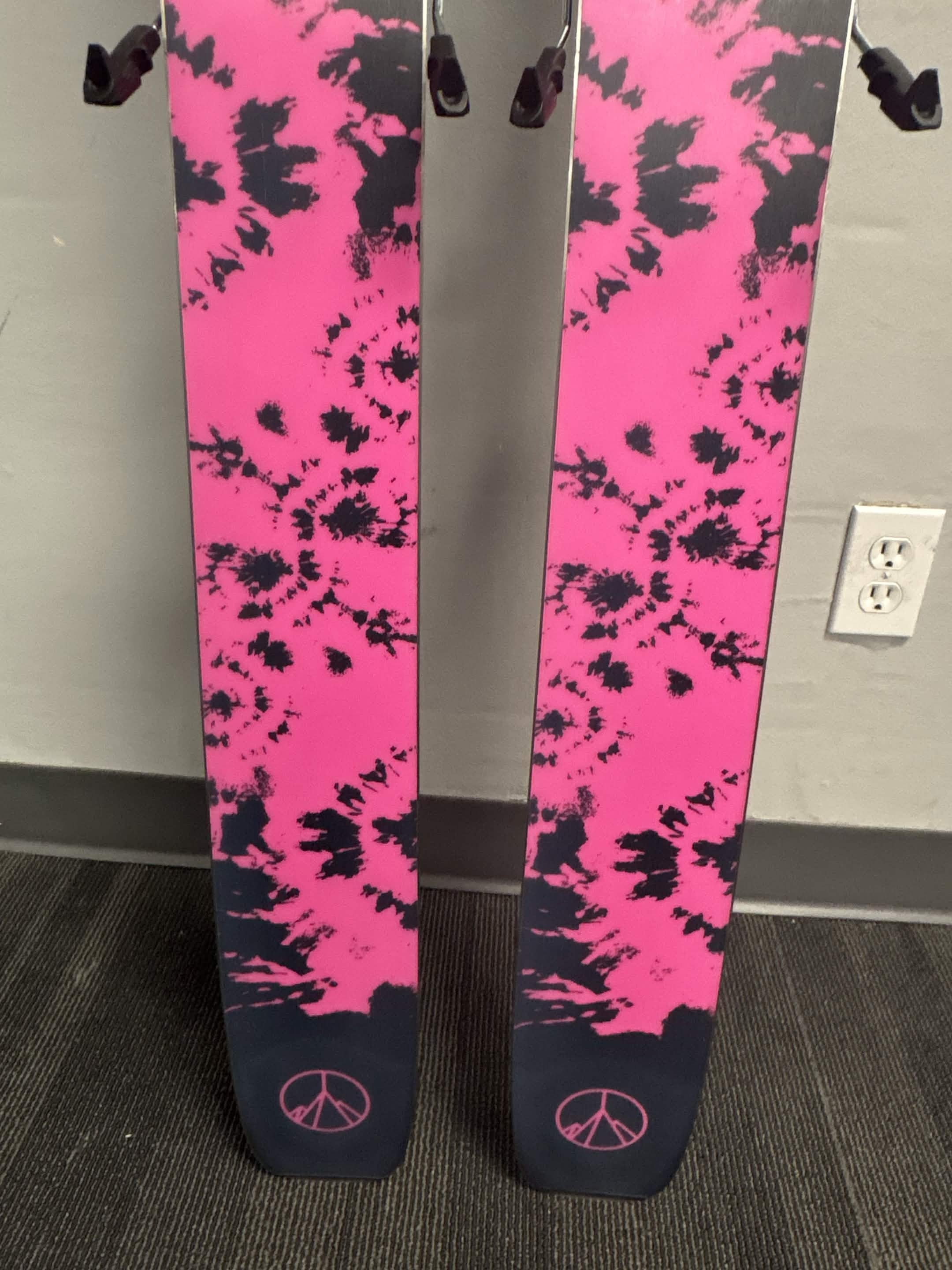 New 2026 Salomon QST X Skis w/ Salomon NR Strive 13 GW Demo Binding - 184cm