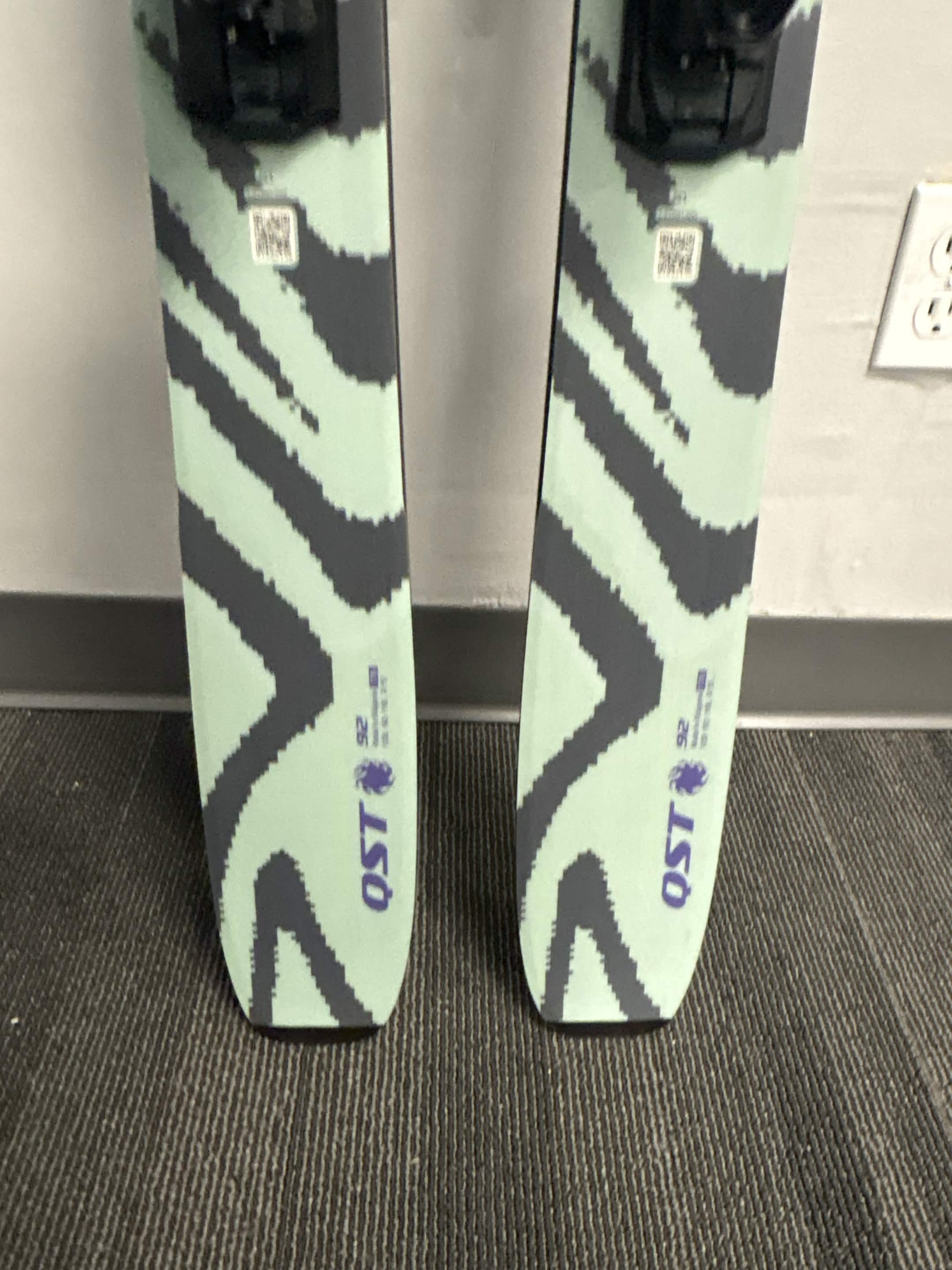 New 2026 Salomon QST 92 Skis w/ Salomon NR M10 GW Demo Binding- 176cm