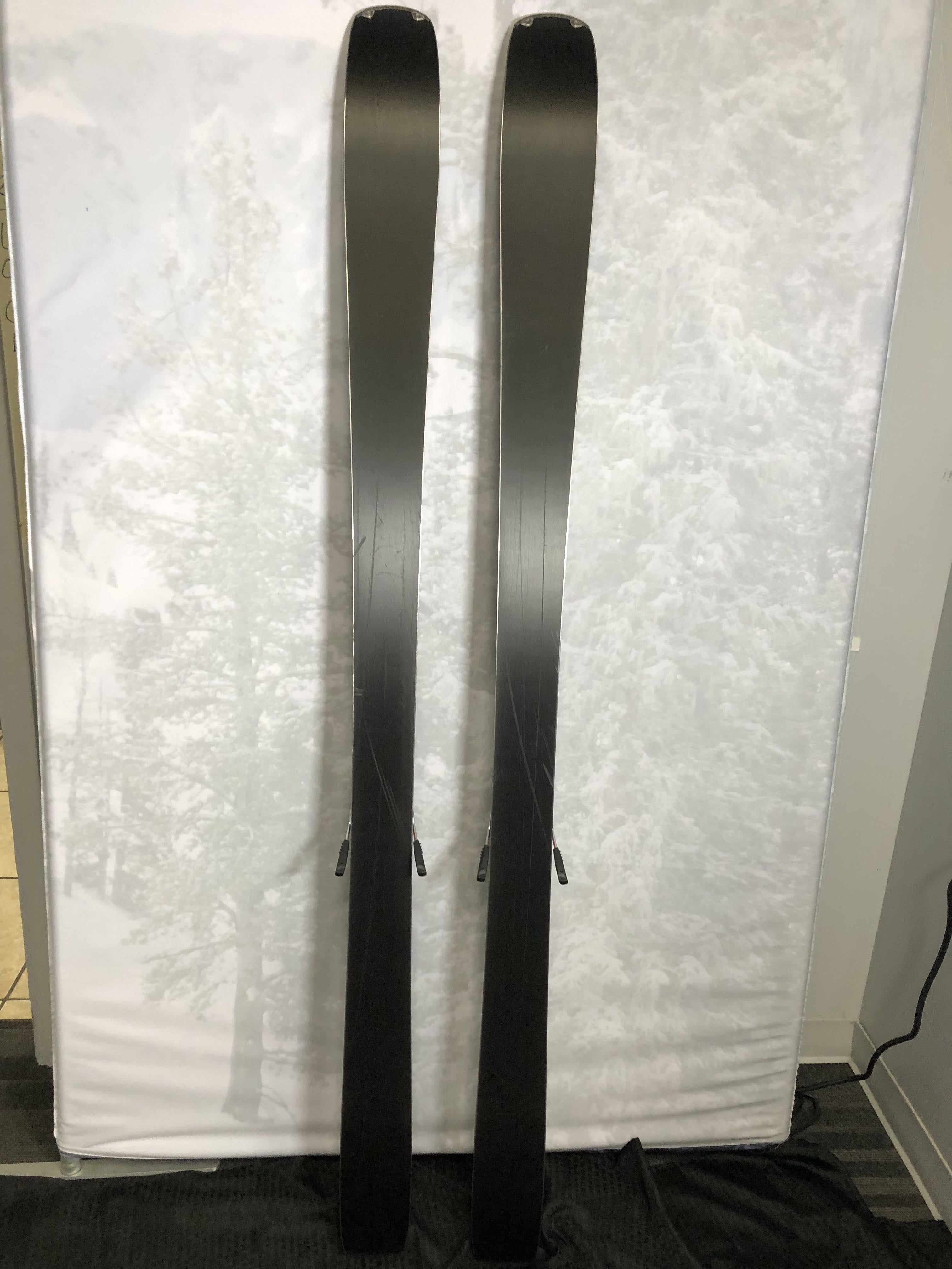 Used 2025 Elan Ripstick 88 - 182cm w/ Elan ELX 11 adjustable GW binding.