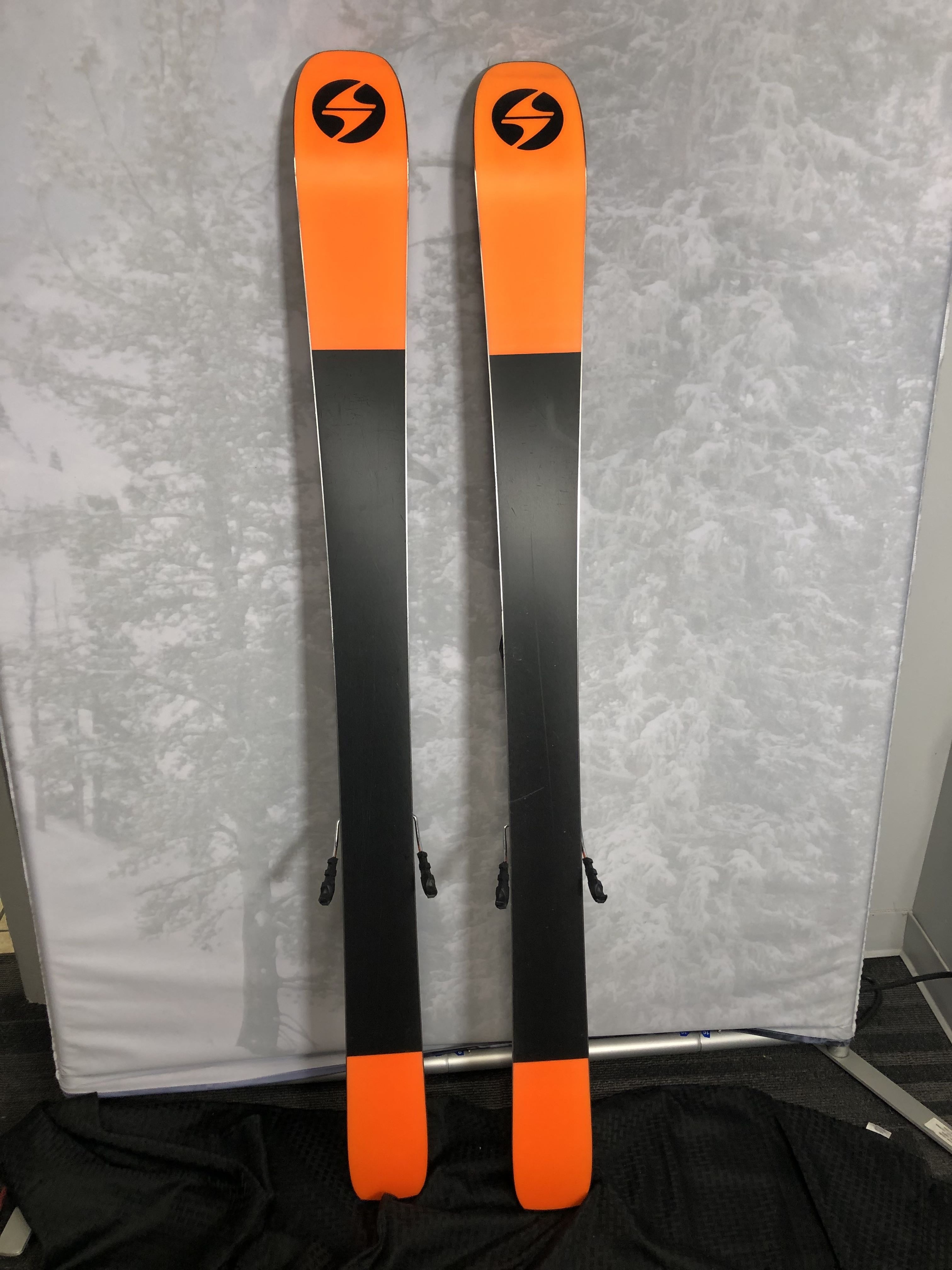 Used 2025 Blizzard Black Pearl 94 skis- 152cm w/Tyrollia Attack 11 MN binding
