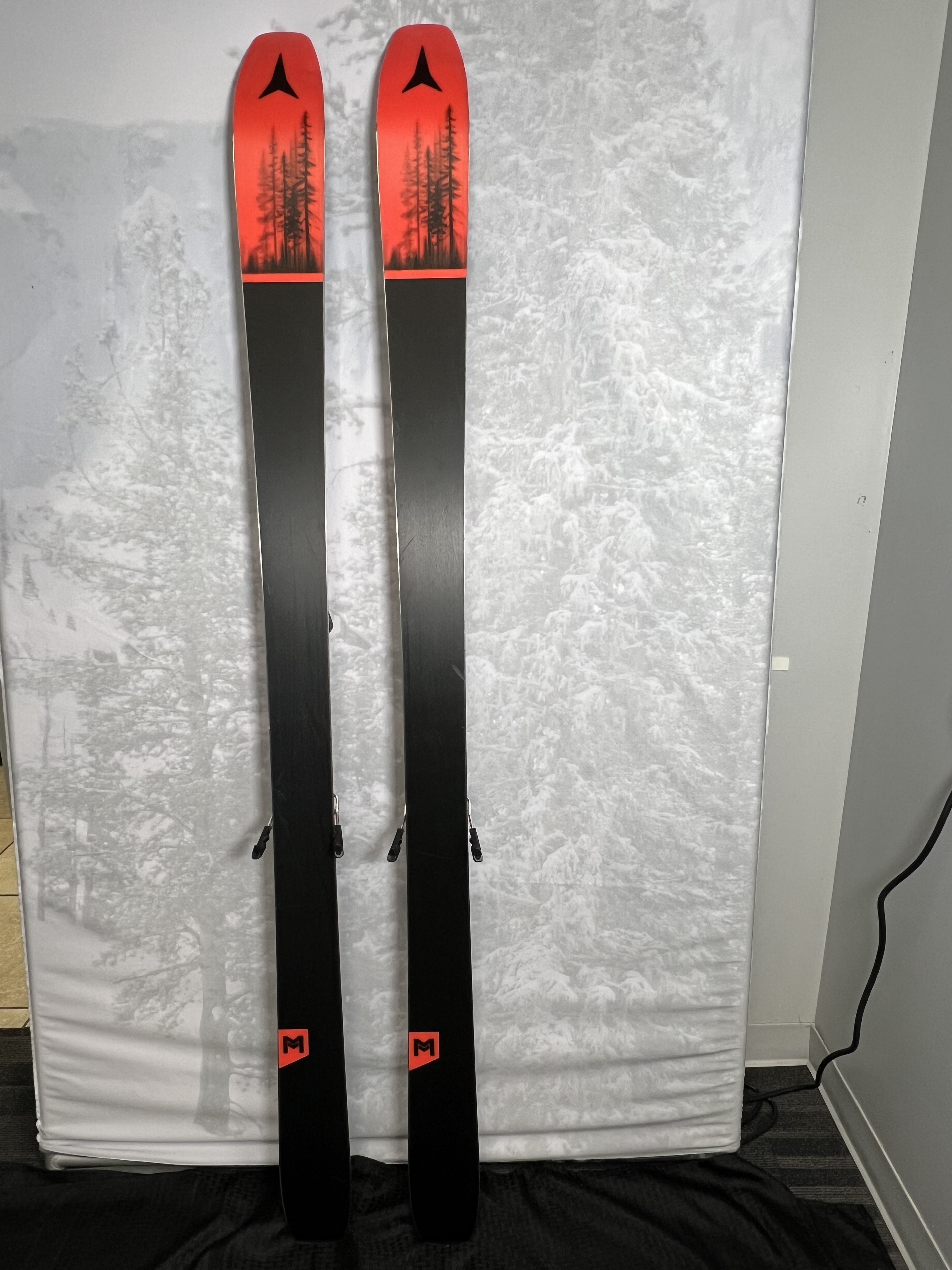 Used Atomic Maverick Skis 95 188 cm 2024 w/ Atomic Strive 13 GW Demo Bindings