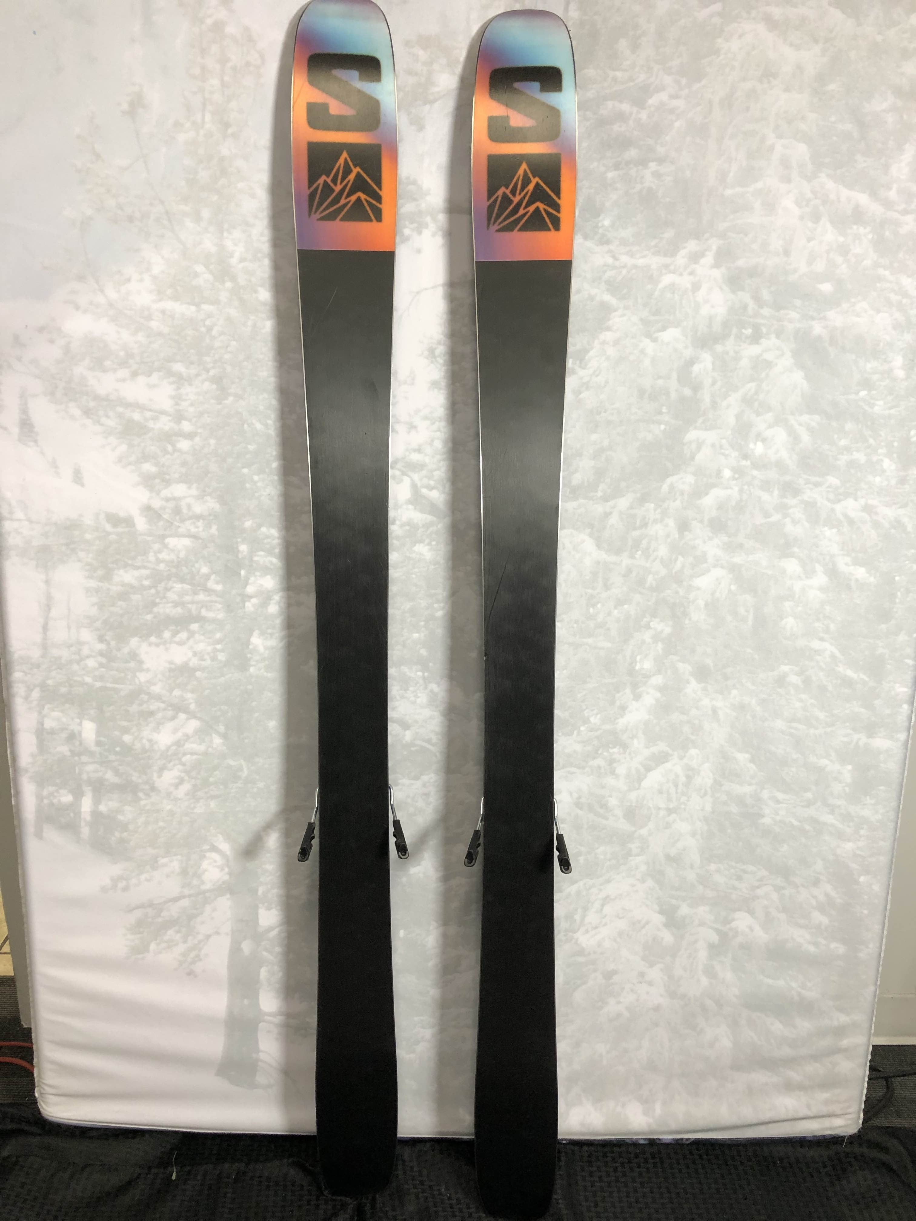 Used 2024 Salomon QST 92 160cm w/ Salomon Strive 11 Adjustable GW Bindings
