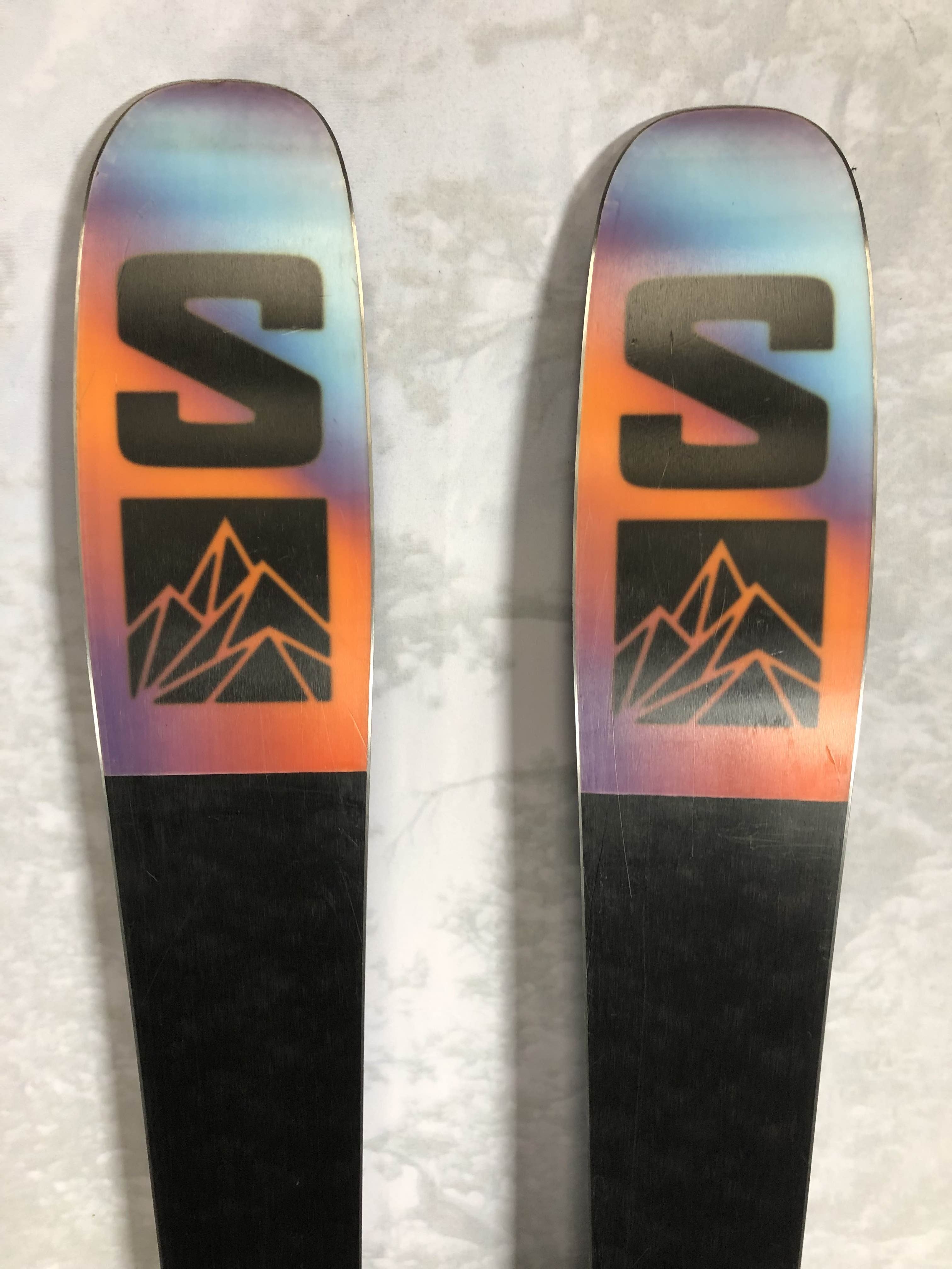 Used 2024 Salomon QST 92 160cm w/ Salomon Strive 11 Adjustable GW Bindings