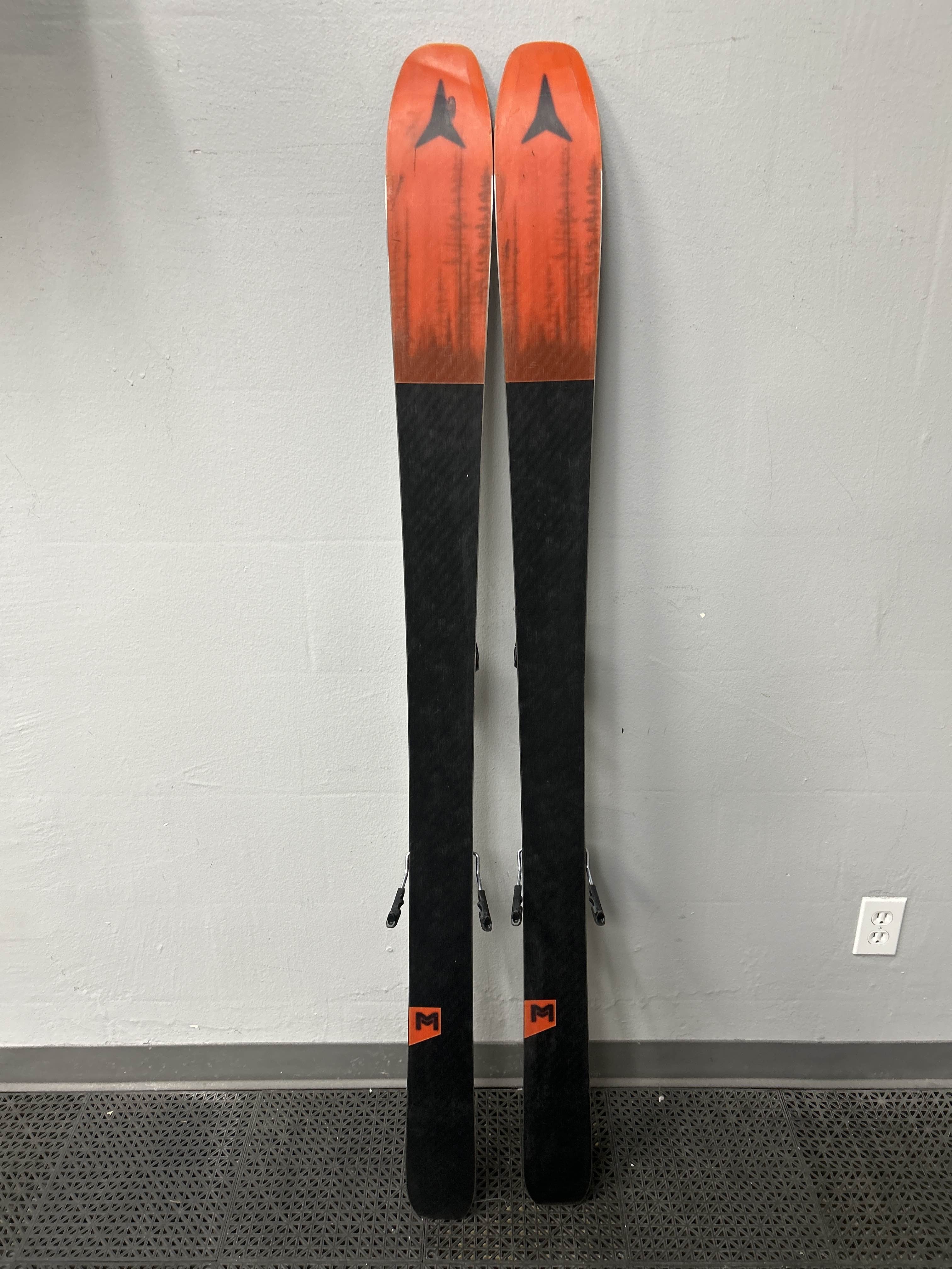 Heavily Used Atomic Maverick 88Ti 161cm Skis w/ Atomic Warden 13 Demo Binding