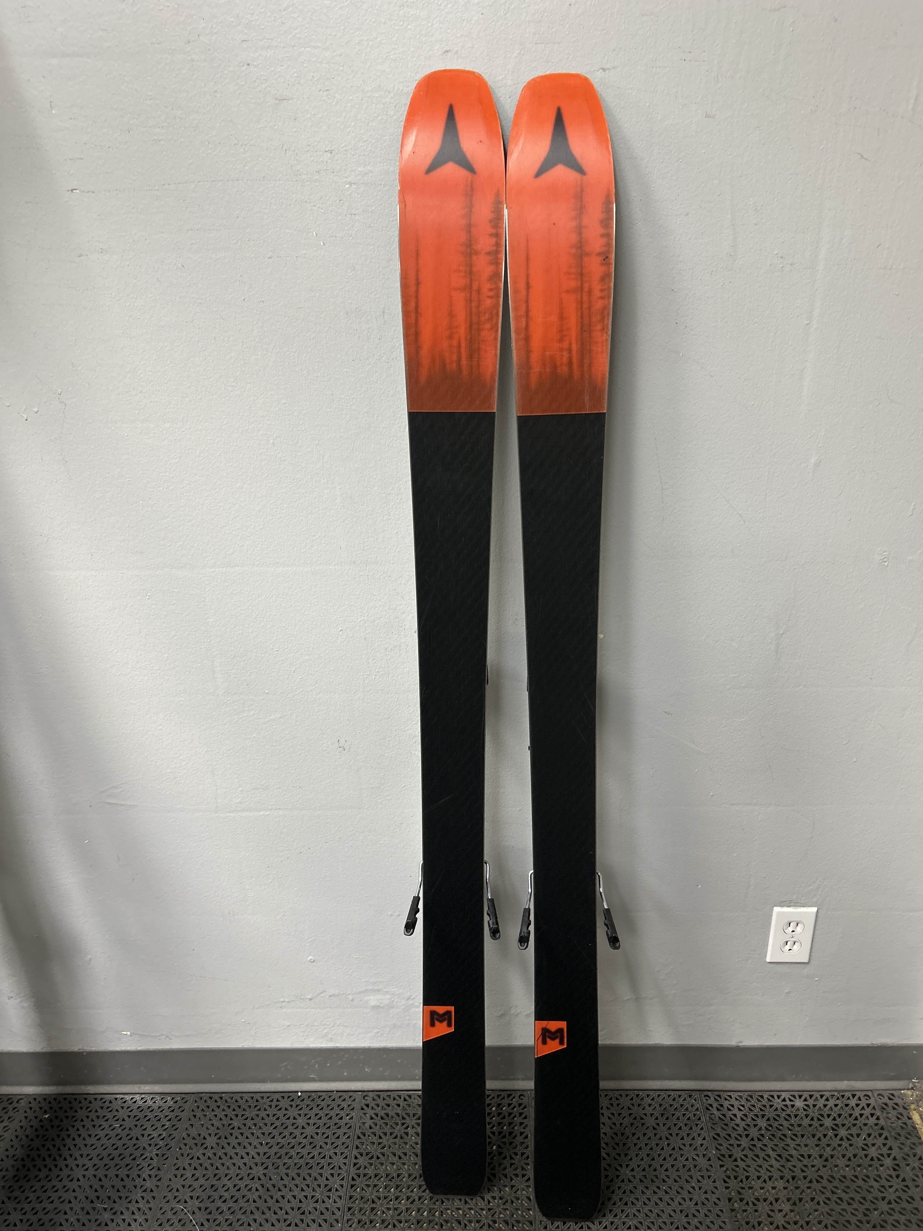 Used Atomic Maverick 88Ti 161cm Skis w/ Atomic Warden 13 Demo Binding