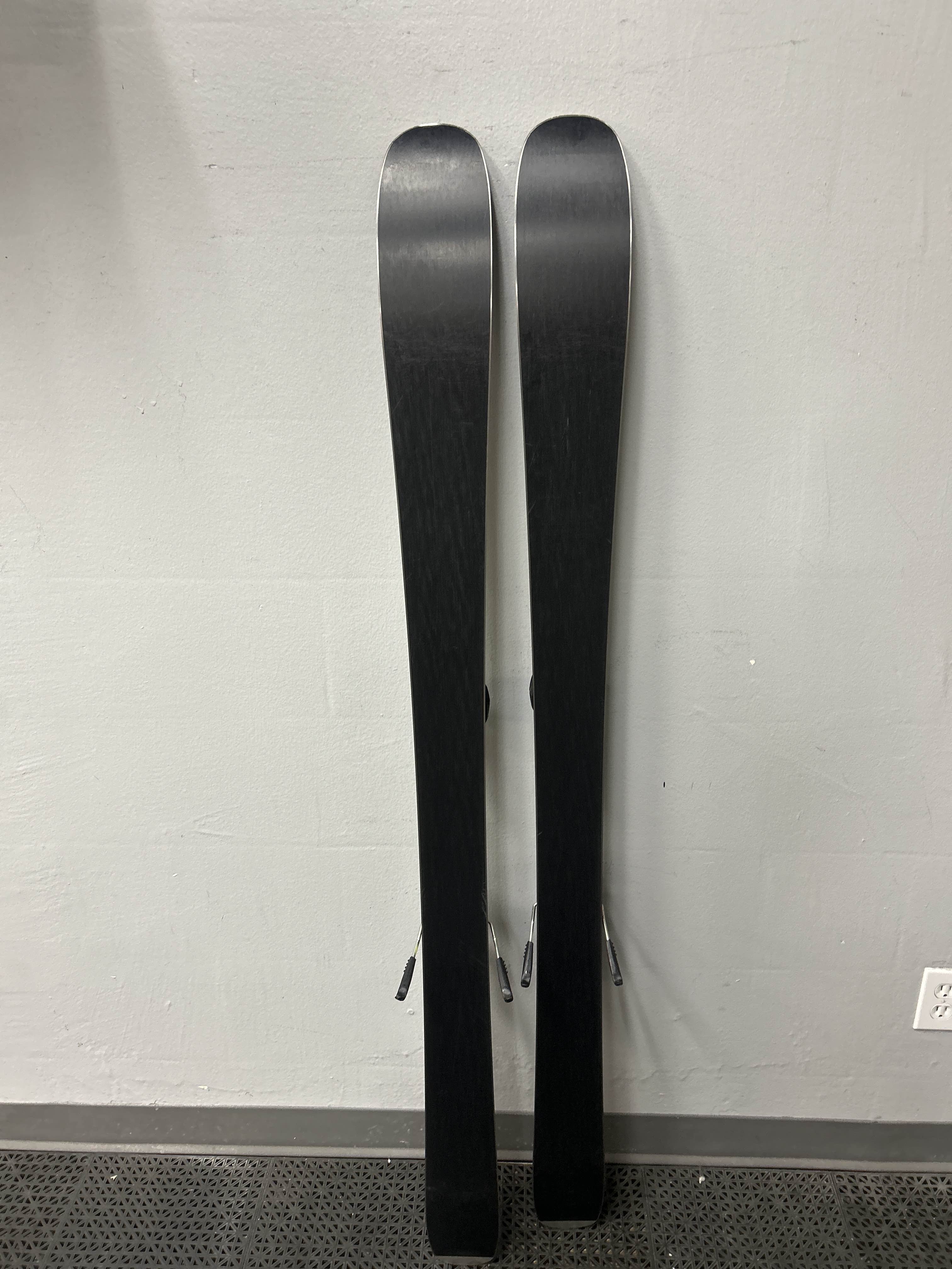 Used Head Kore 93 153 cm Skis w/ Tyrolia Attack 11 Demo Binding