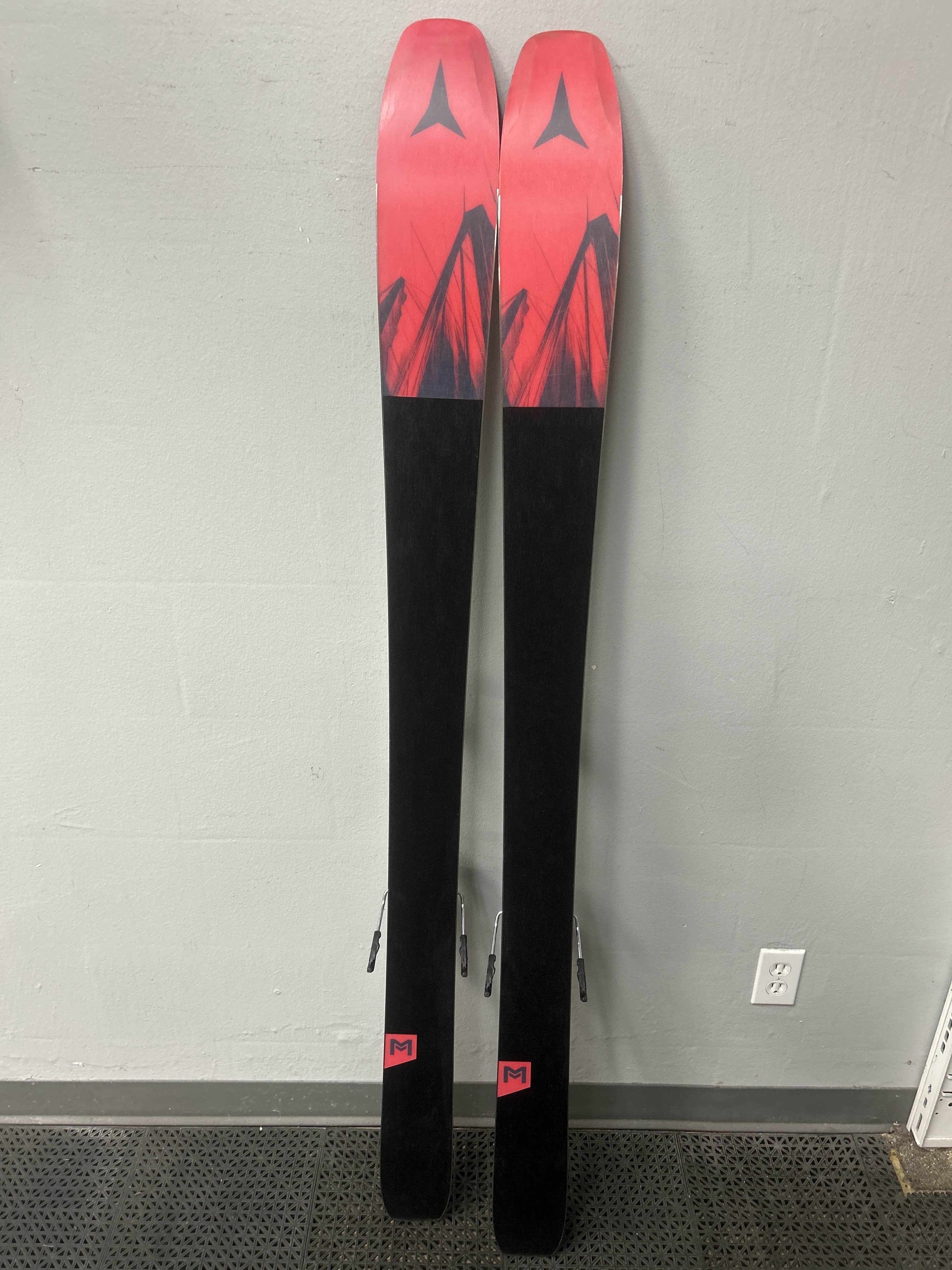 Used Atomic Maverick 95Ti 164cm Skis w/ Strive 11 Demo Binding