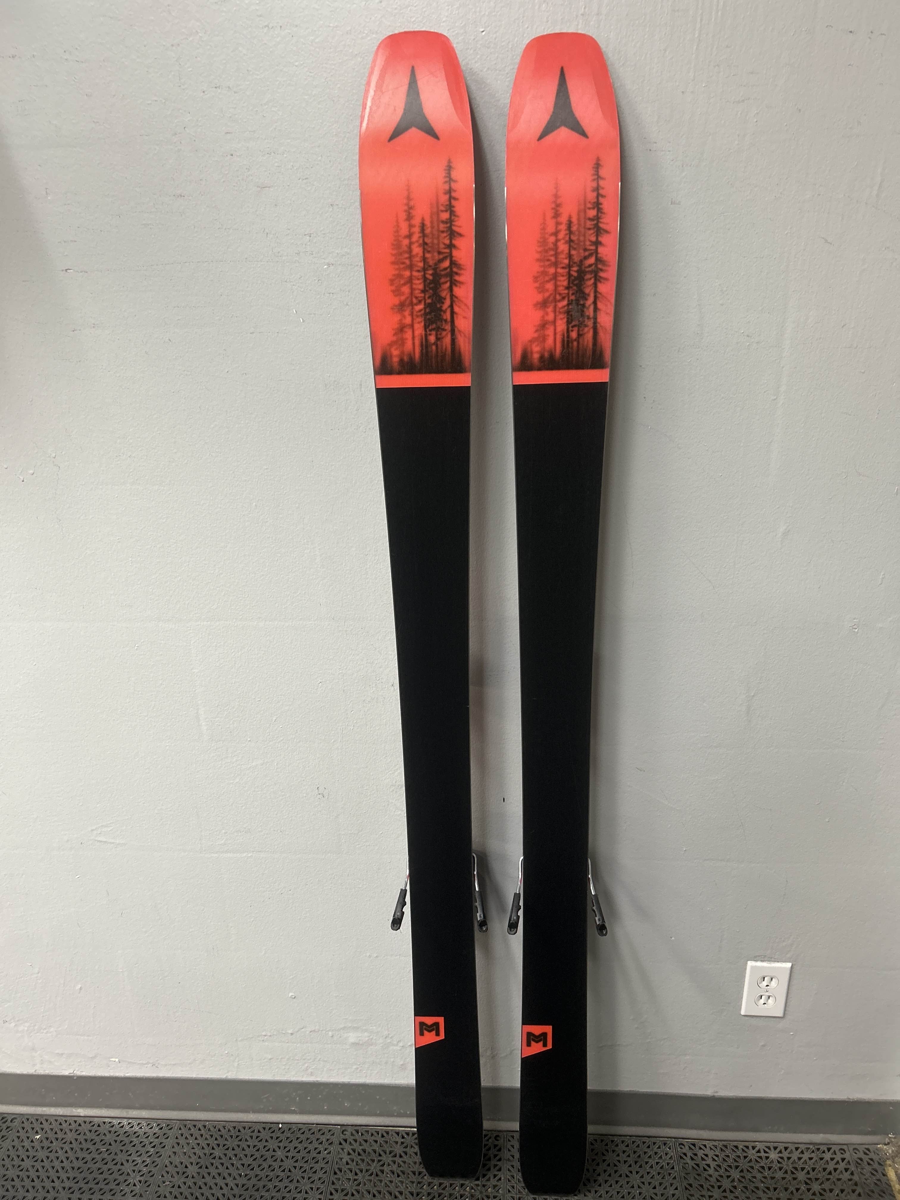 Used Atomic Maverick 95Ti 172cm Skis w/ Strive 13 Demo Binding