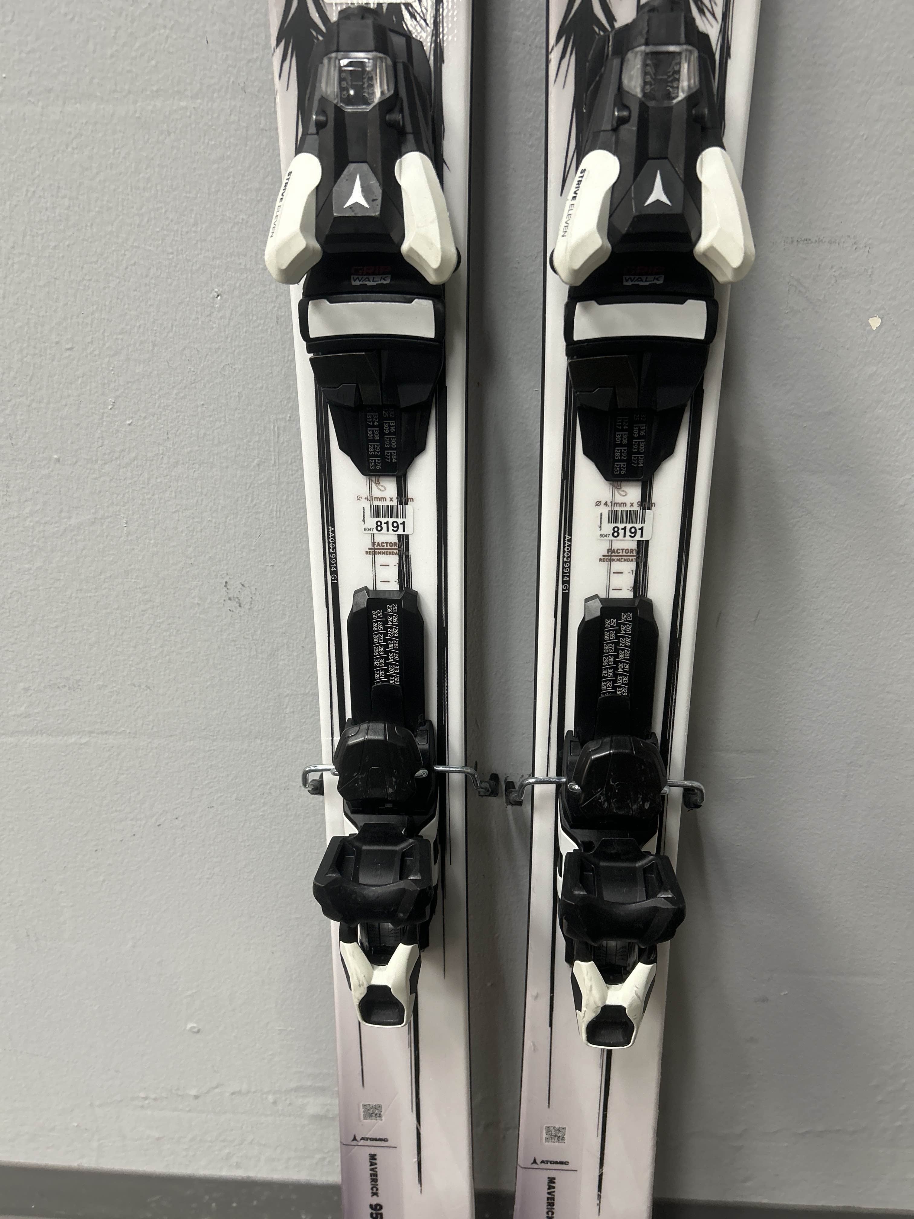 Used Atomic Maverick 95Ti 172cm Skis w/ Strive 11 Demo Binding