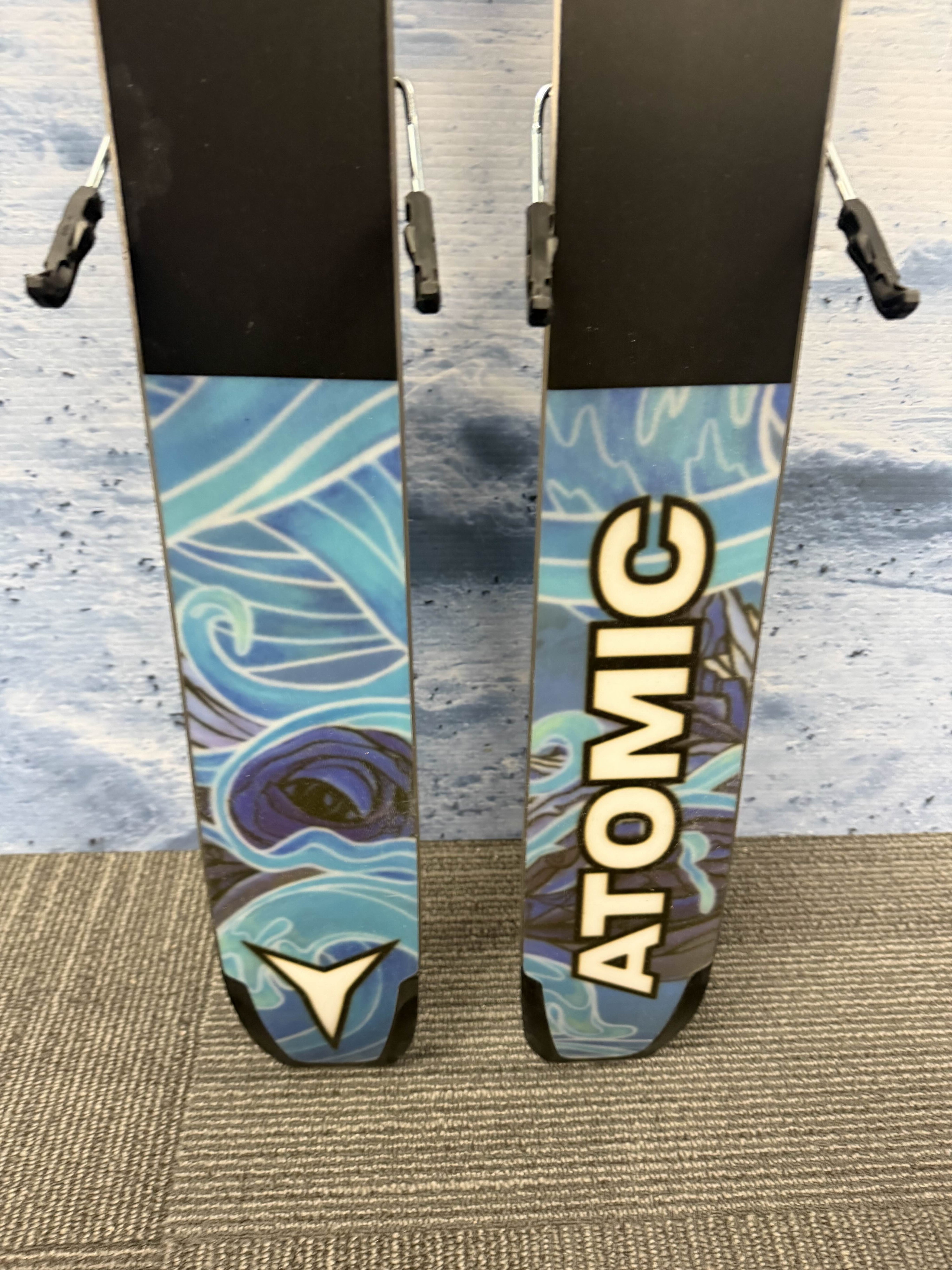 New Atomic Bent 100 158cm Skis w/ Atomic Strive 11 Bindings