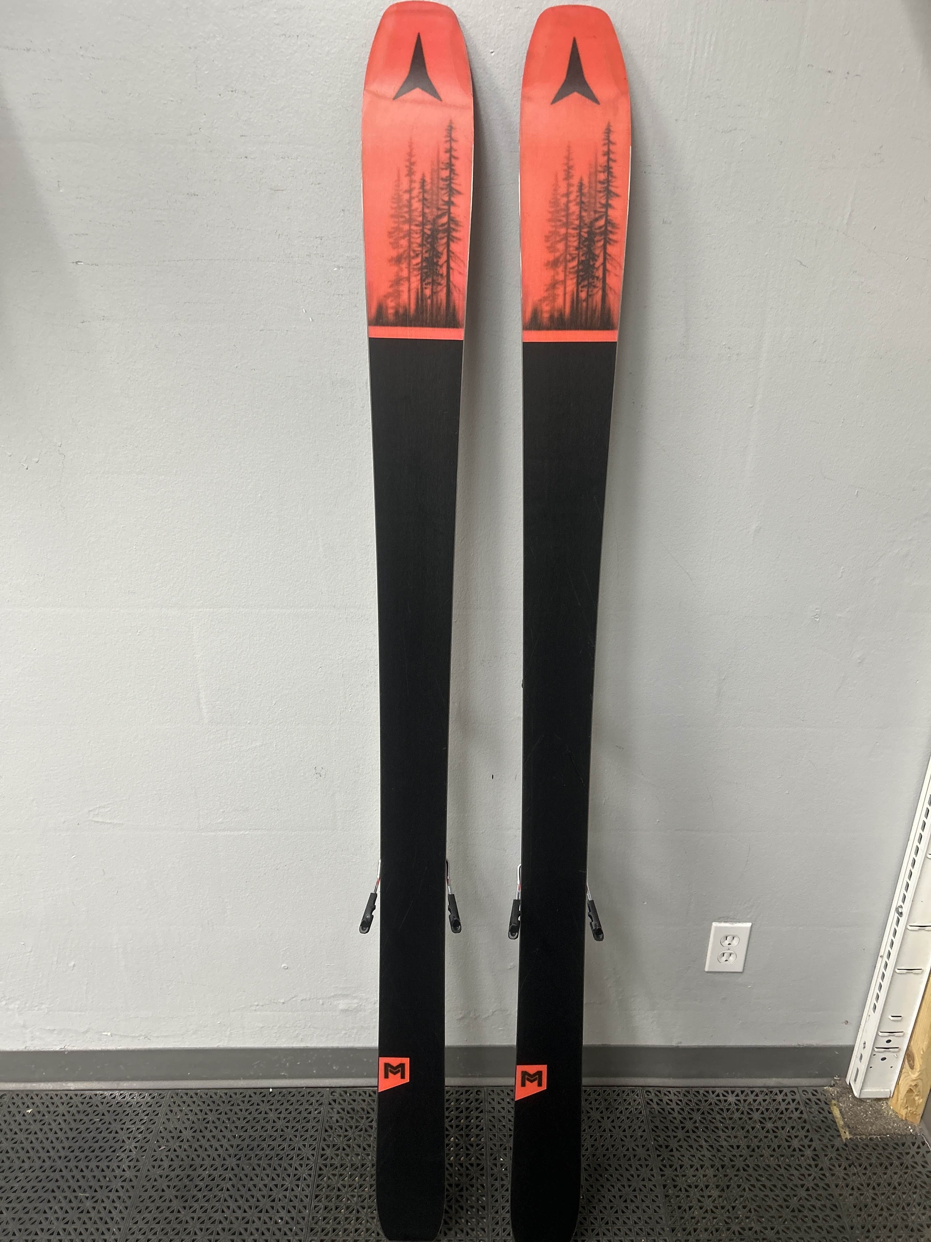 Used Atomic Maverick 95Ti 180 cm Skis w/ Strive 13 Demo Binding