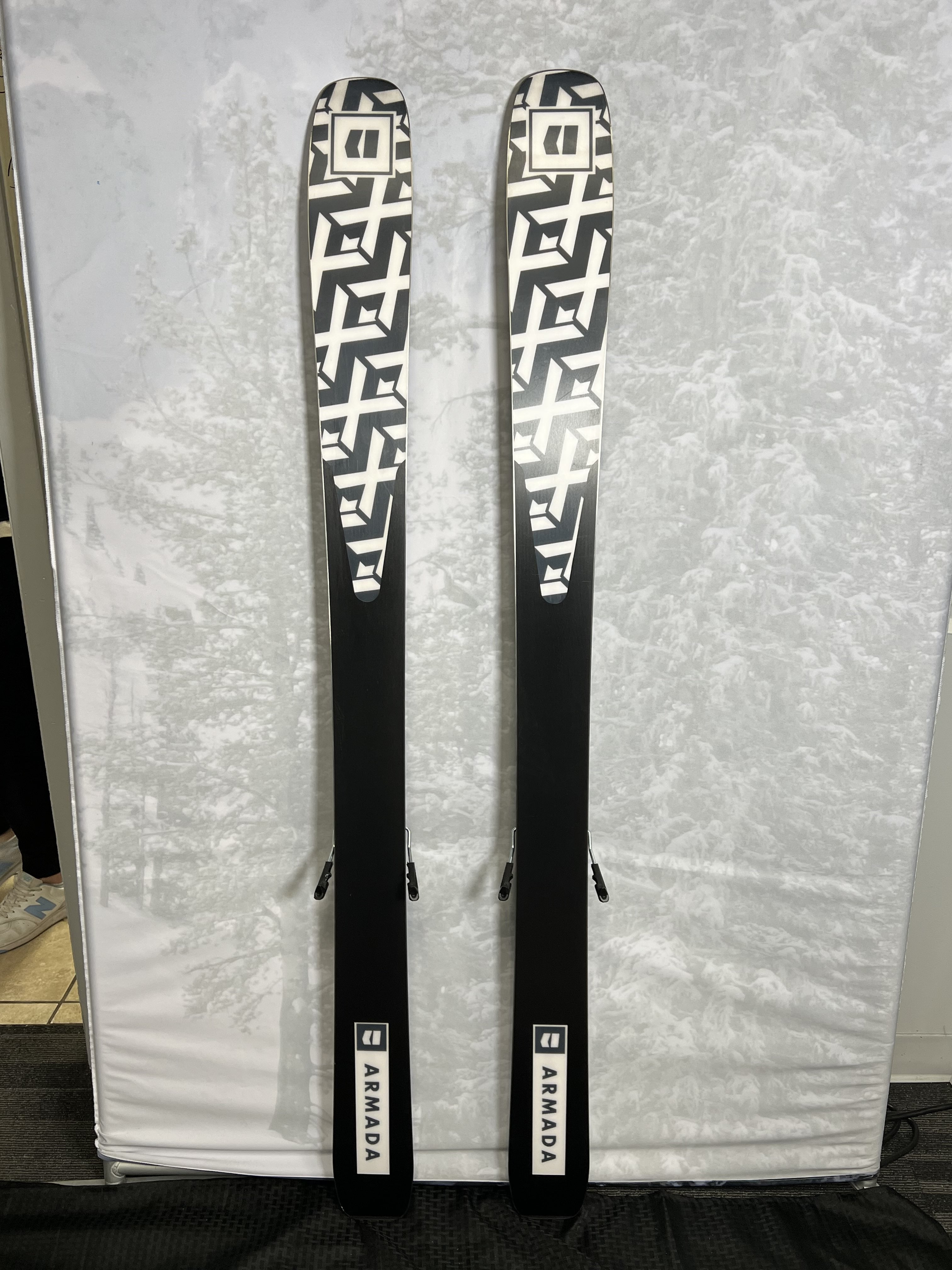 Used Armada Declivity X 102 180 cm Skis 2025 w/Armada Strive 11 GW Demo Bindings