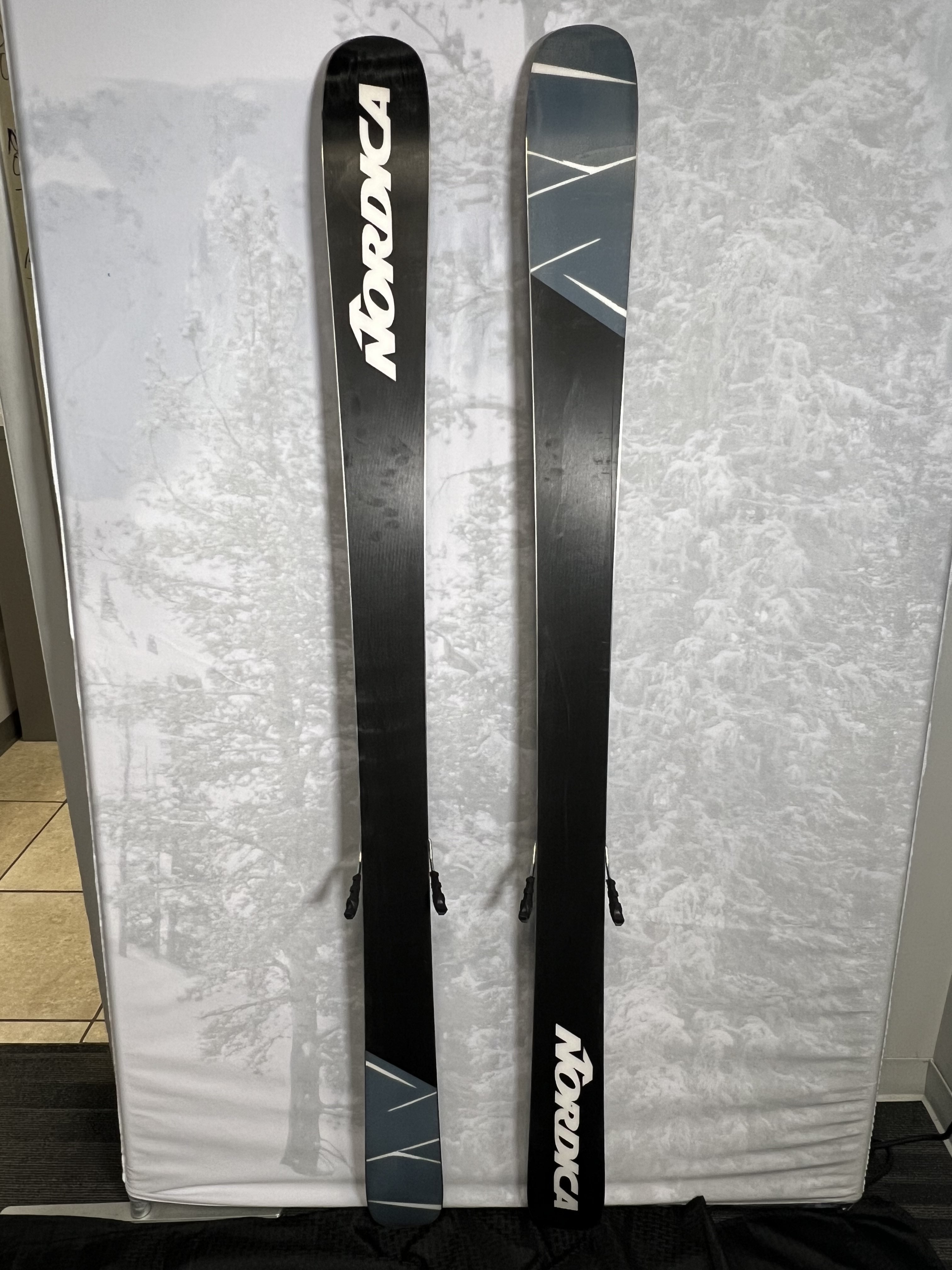 Used Nordica Unleashed Ice 98 180 cm Skis 2024 w/Tyrolia Attack 14 Demo Bindings