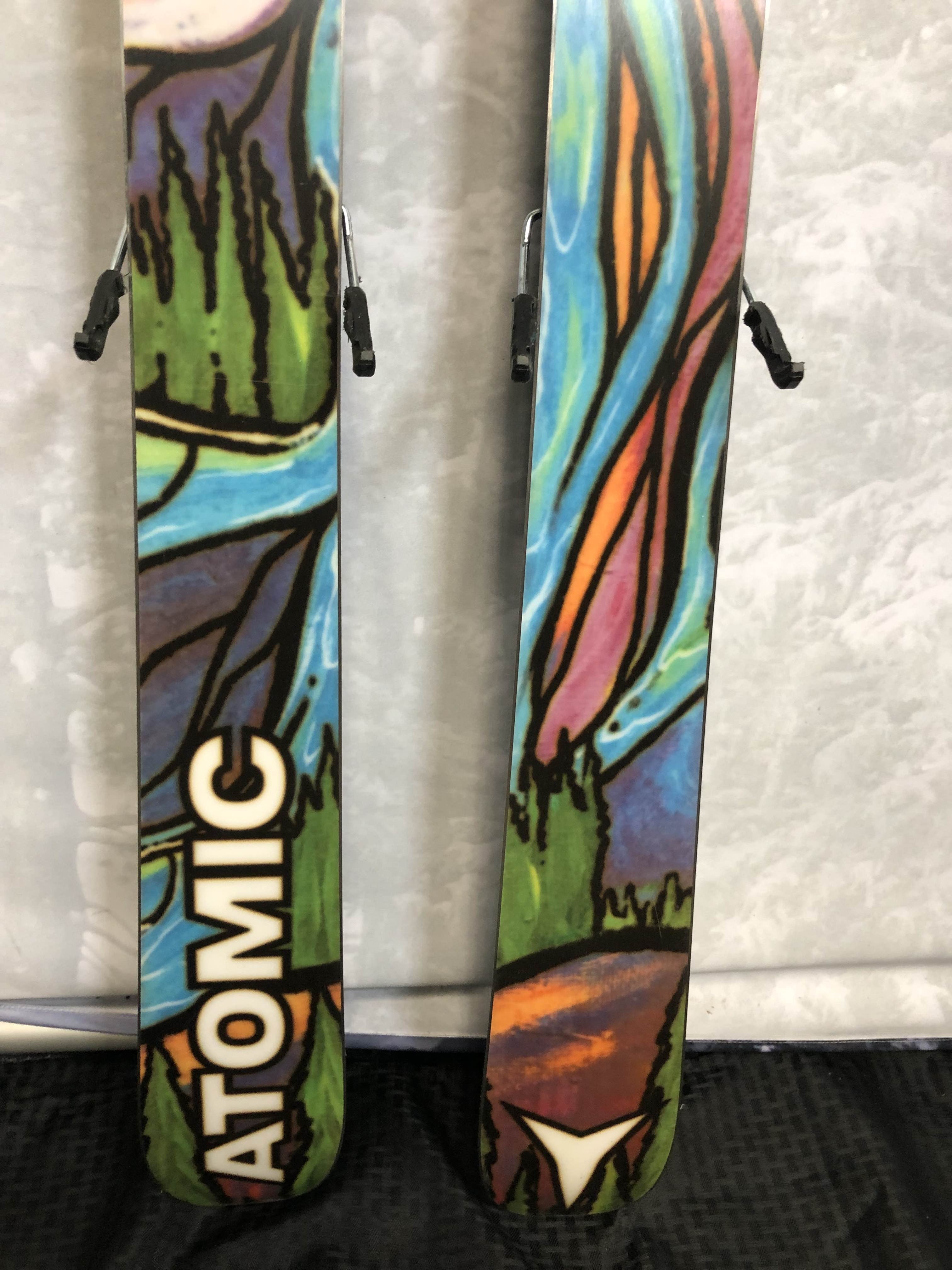 Used 2023 Atomic Bent Chetler Jr 153cm ski w/ adjustable Atomic EM 10 GW bindings