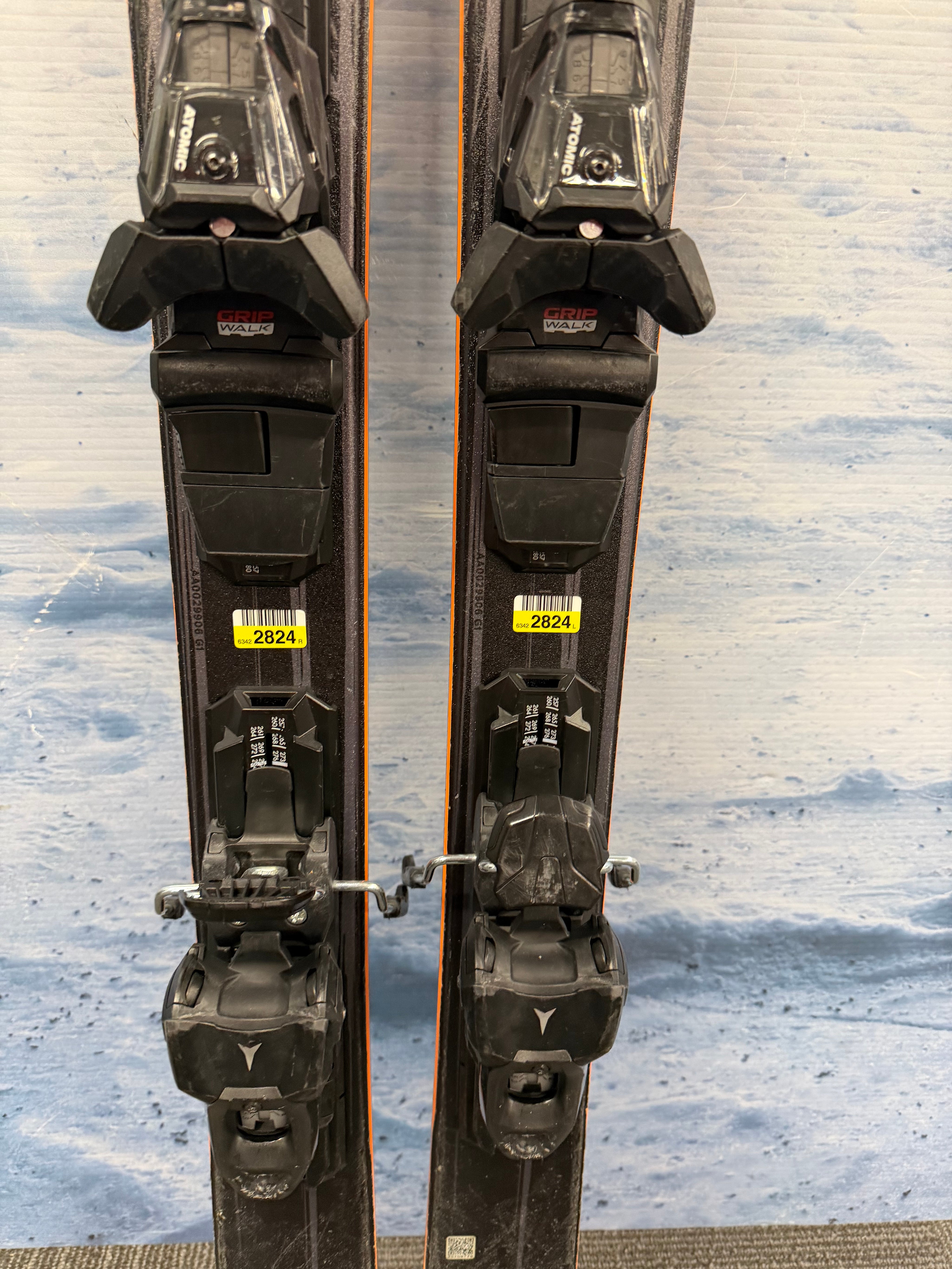 Used Atomic Maverick 83R 149cm Skis w/Atomic M10 Bindings