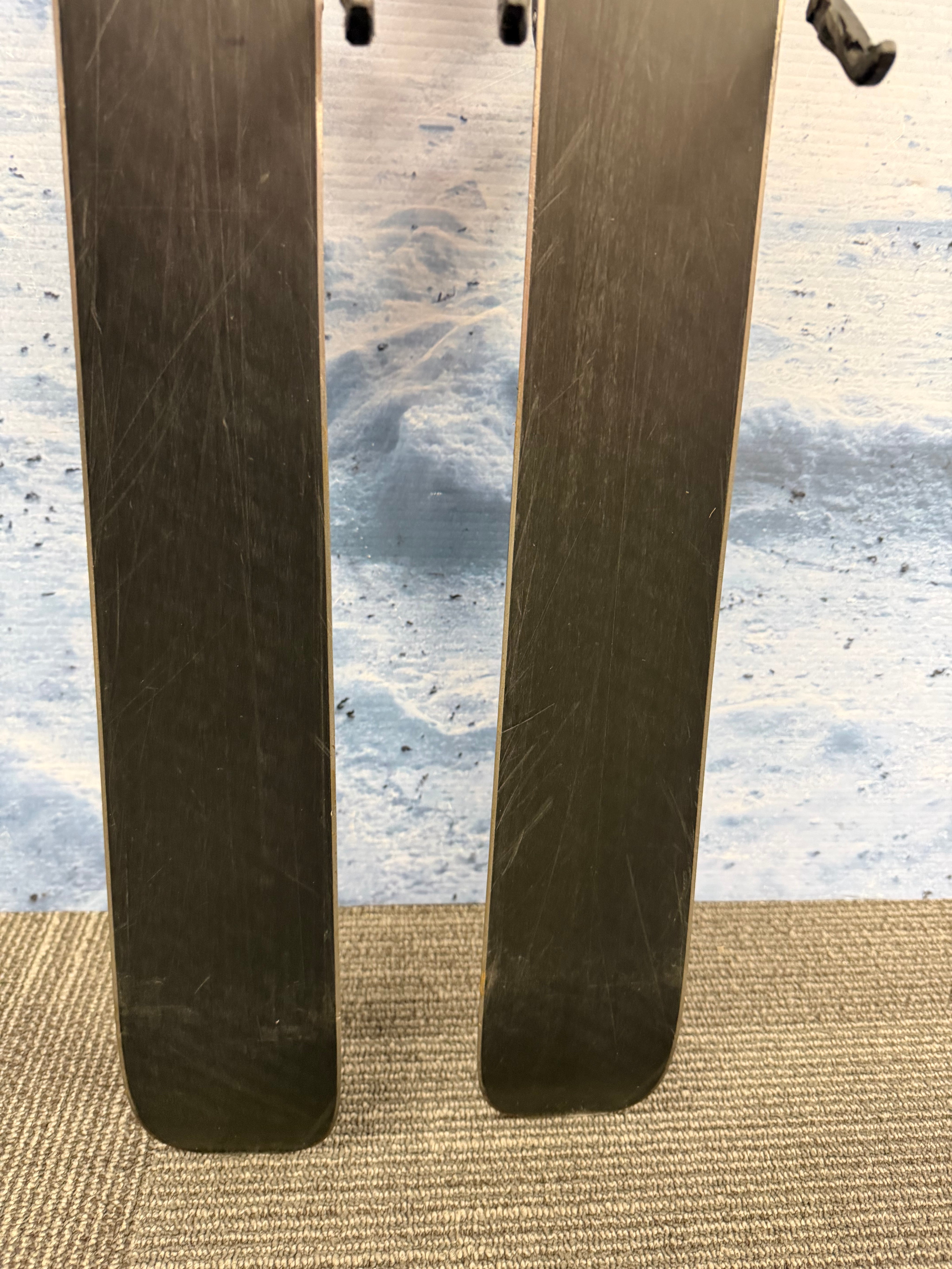 Used Atomic Maverick 83R 157cm Skis w/Atomic M10 Bindings