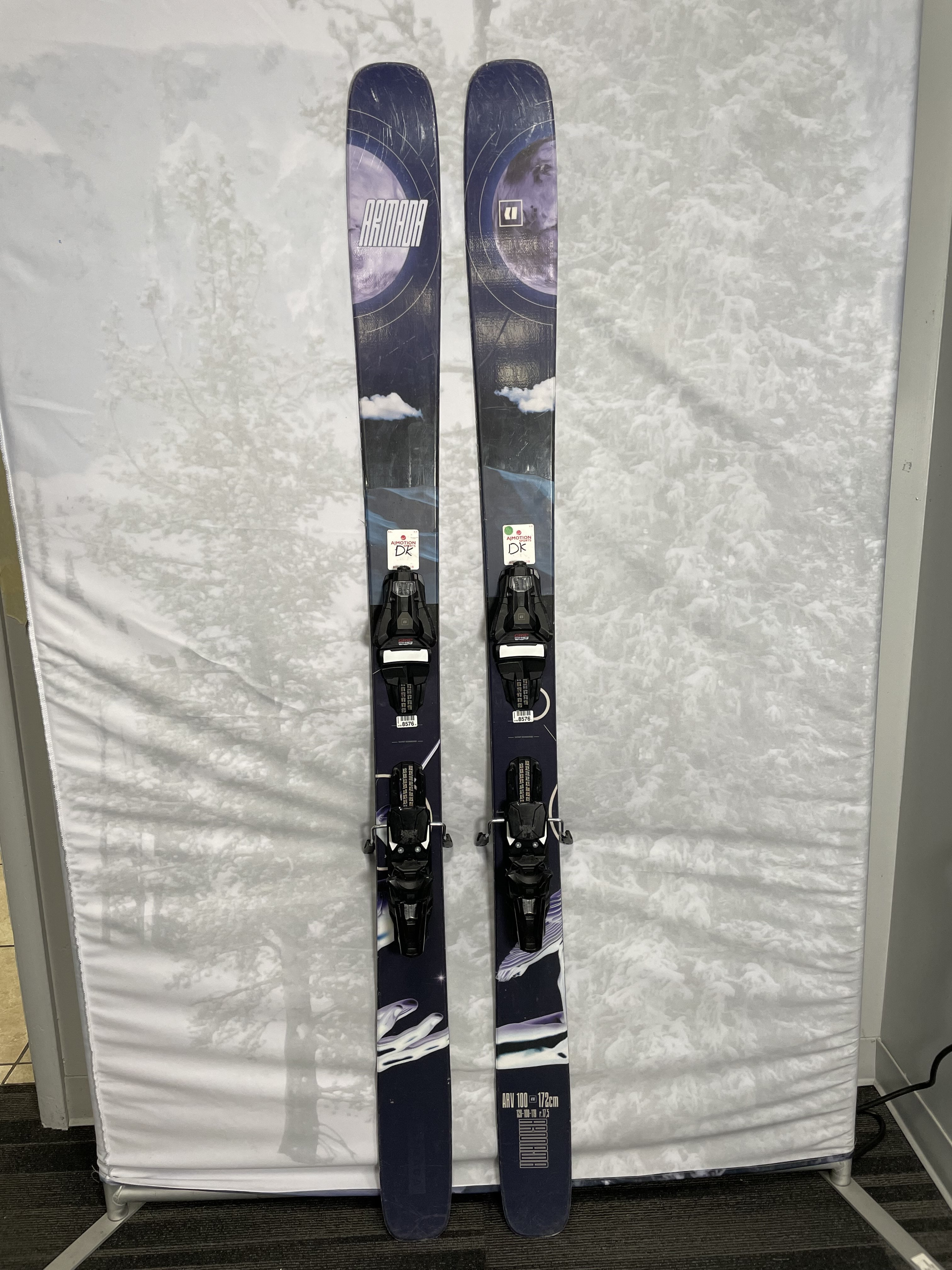 Lightly Used 2025 Armada ARV 100 172cm Skis w/ adjustable Armada Strive 13 Bindings