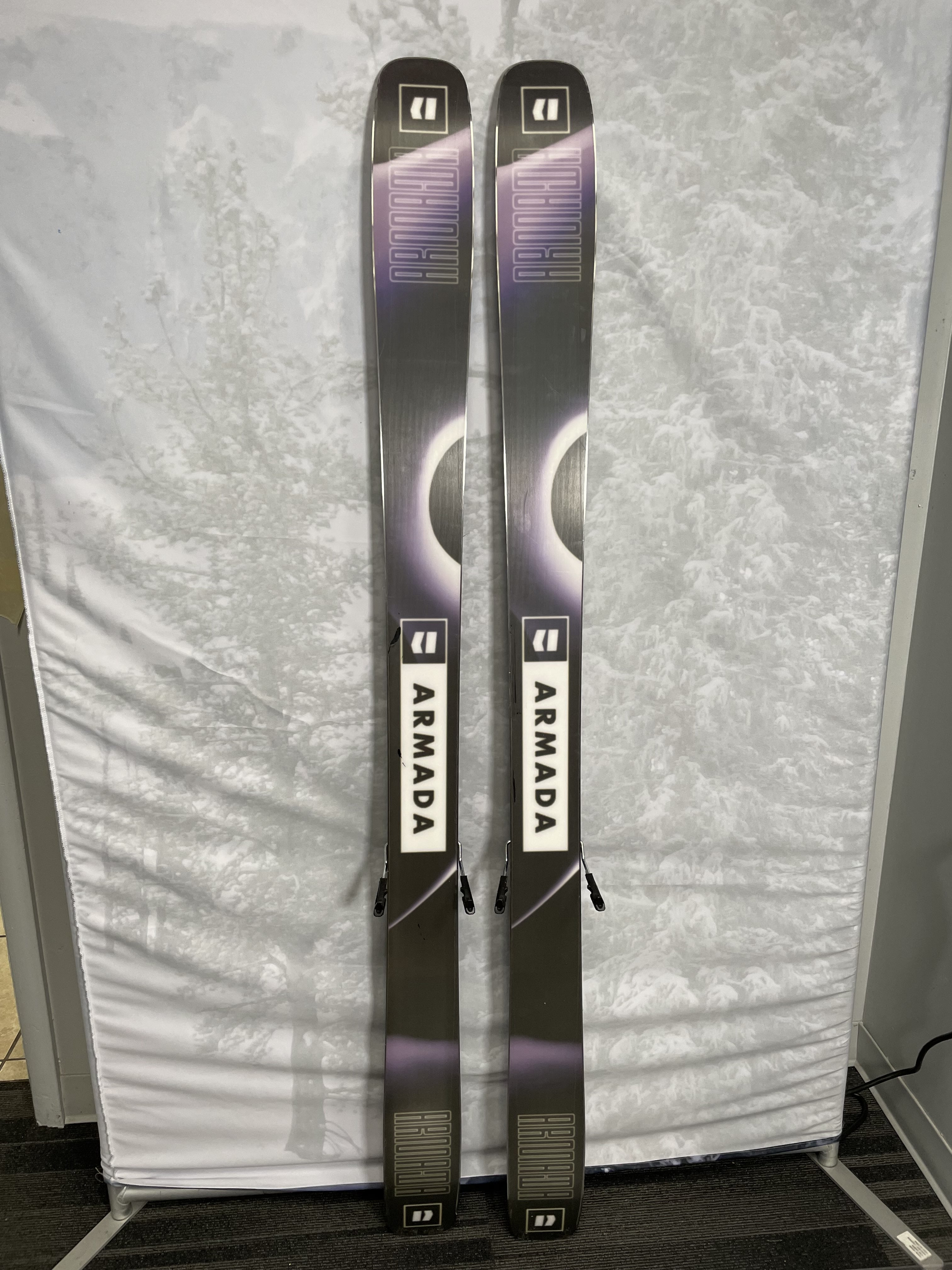 Lightly Used 2025 Armada ARV 100 172cm Skis w/ adjustable Armada Strive 13 Bindings