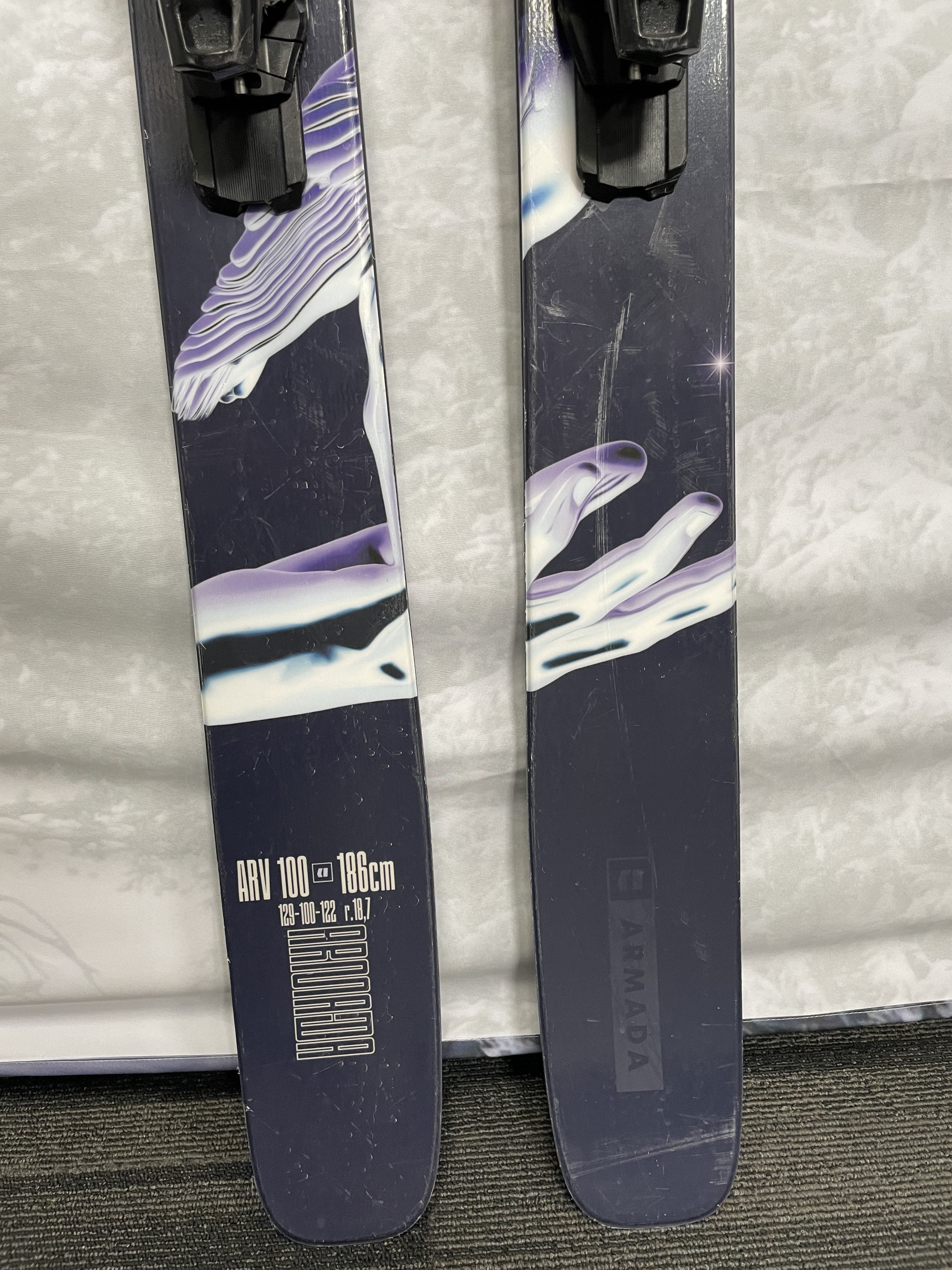 Lightly Used 2025 Armada ARV 100 186cm Skis w/ adjustable Armada Strive 13 Bindings