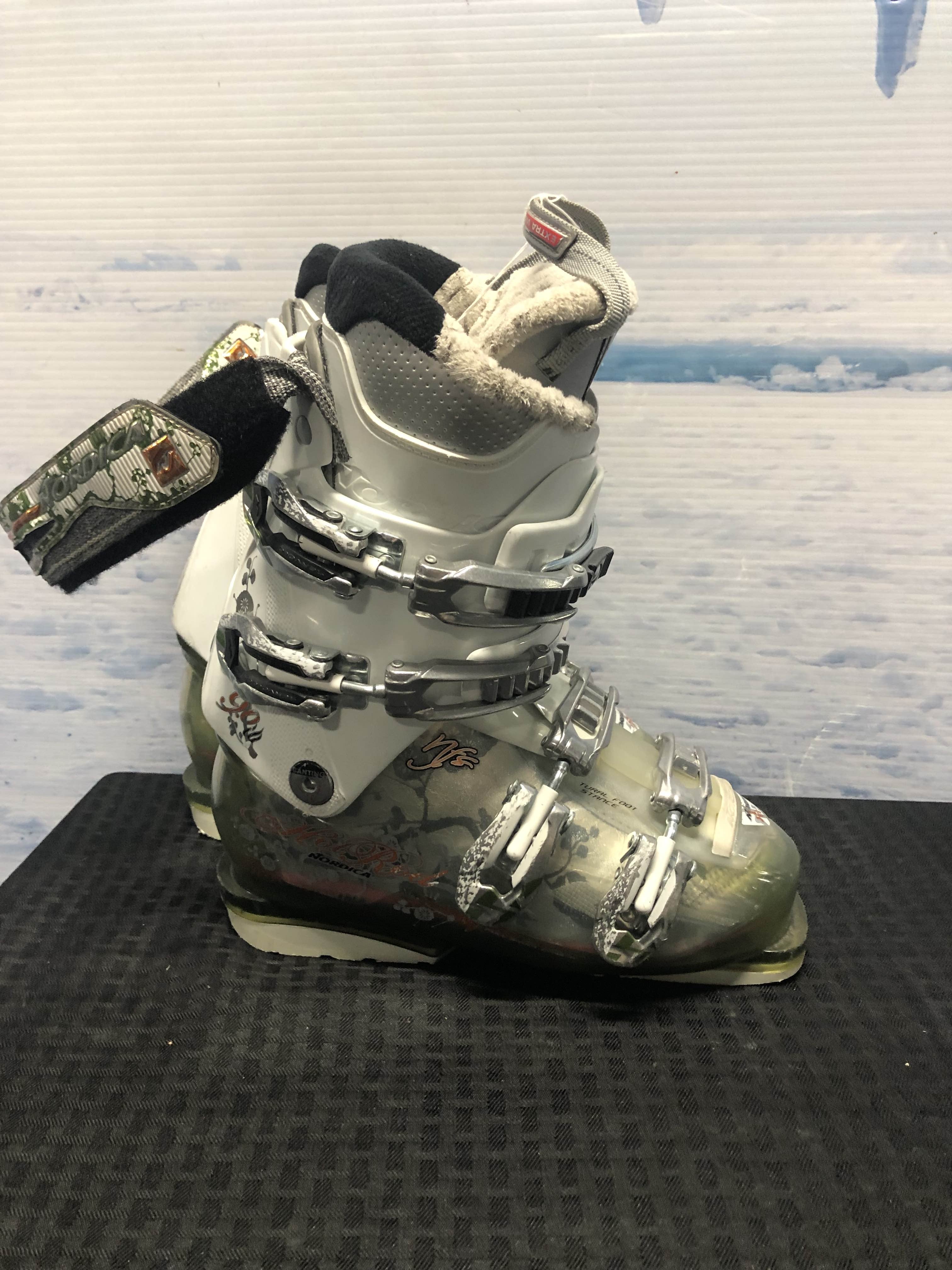 Used Nordica Hot Rod 9.0W Ski Boot - 23.0