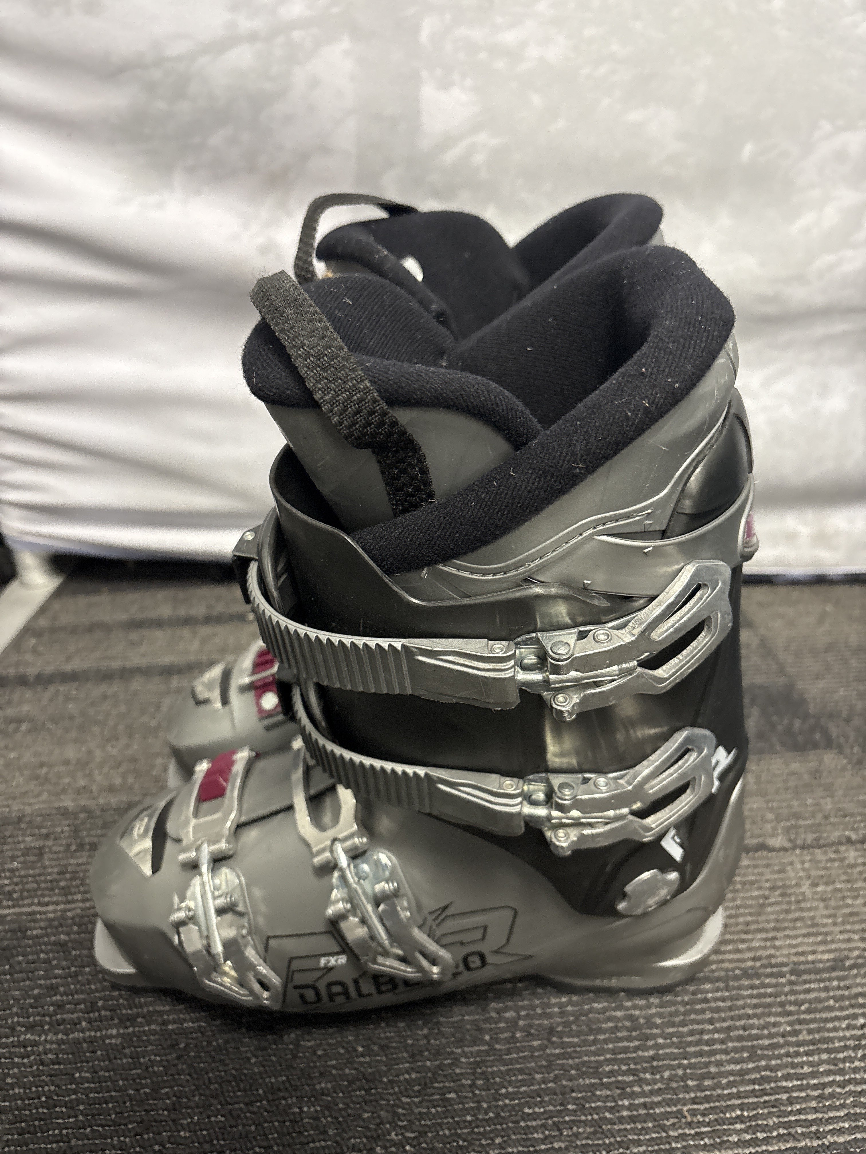 USED Dalbello FXR 25.5 Ski Boot